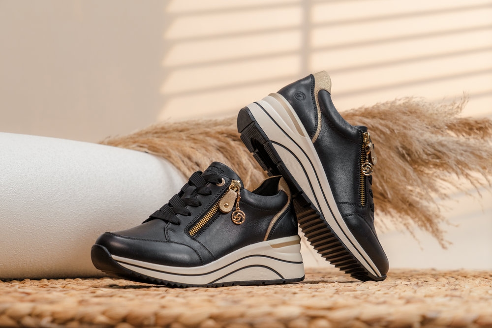 Remonte Keilsneaker, Freizeitschuh, Halbschuh, Schnürschuh mit goldfarbenem Logoanhänger