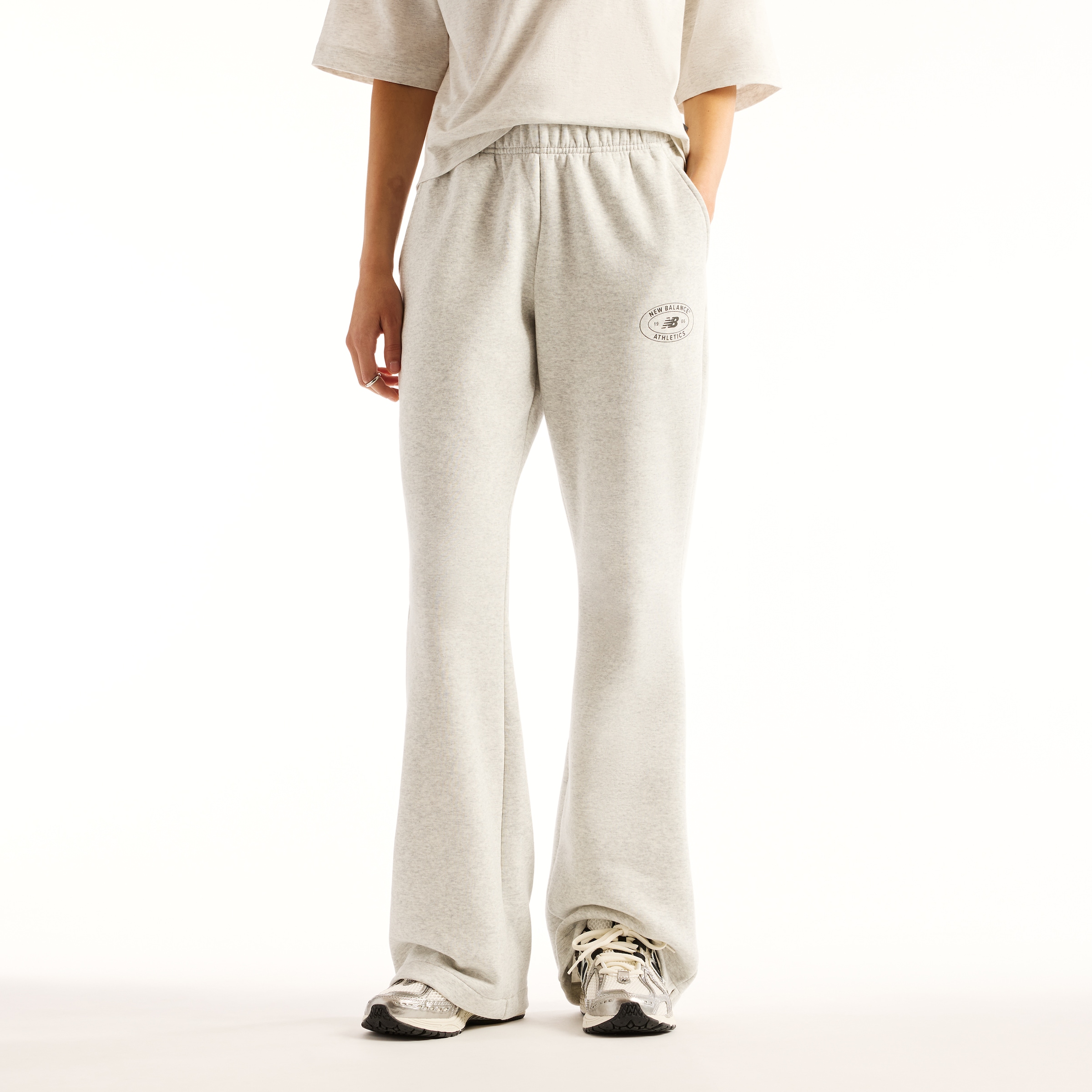 Image of New Balance Sweathose "REIMAGINED FLEECE PANT" für Erwachsene, lange Hosenform, mit klarer Linienführung