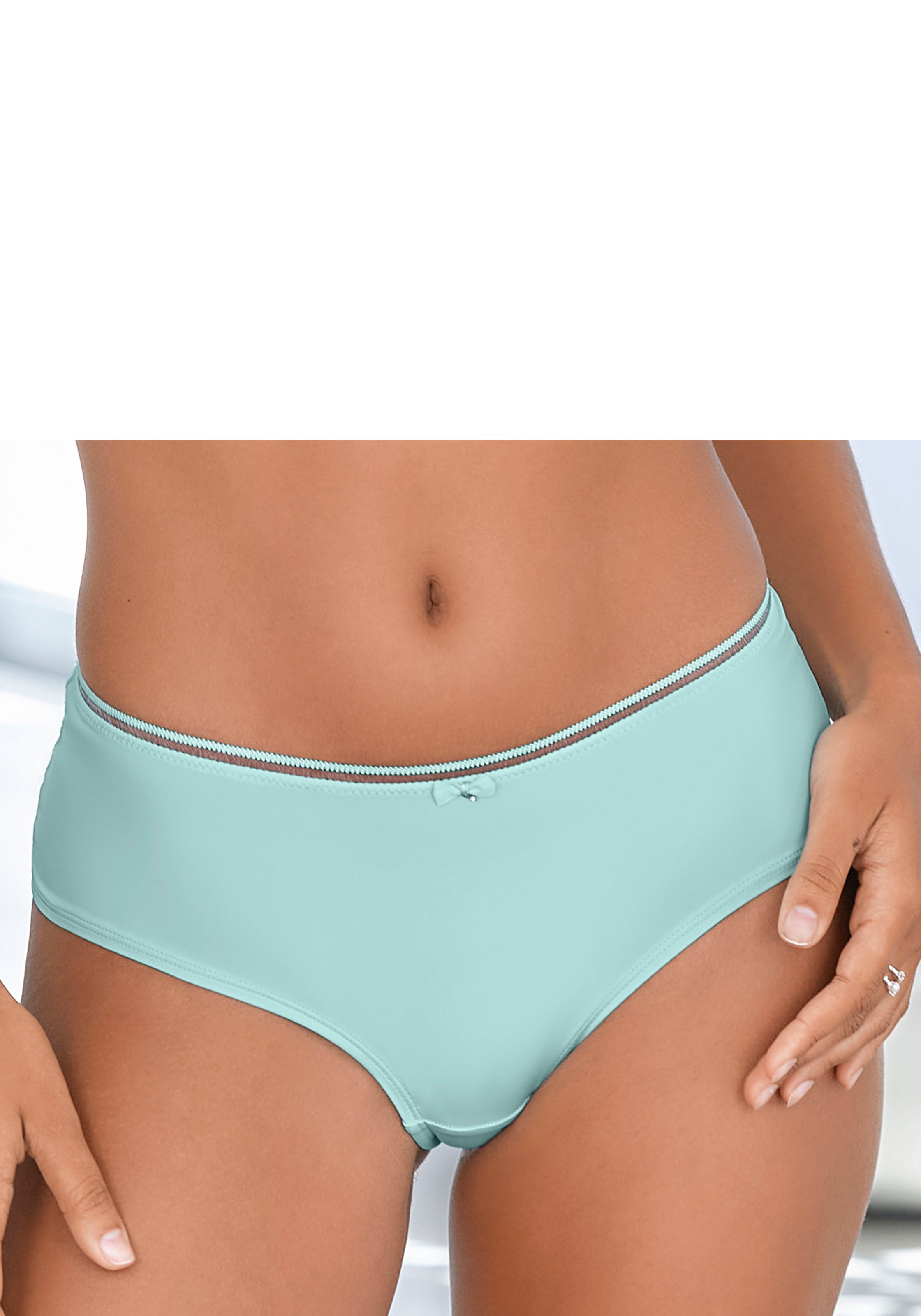 LASCANA Panty »Tiziana« mit modischer Zierkante und hübschen Accessoires