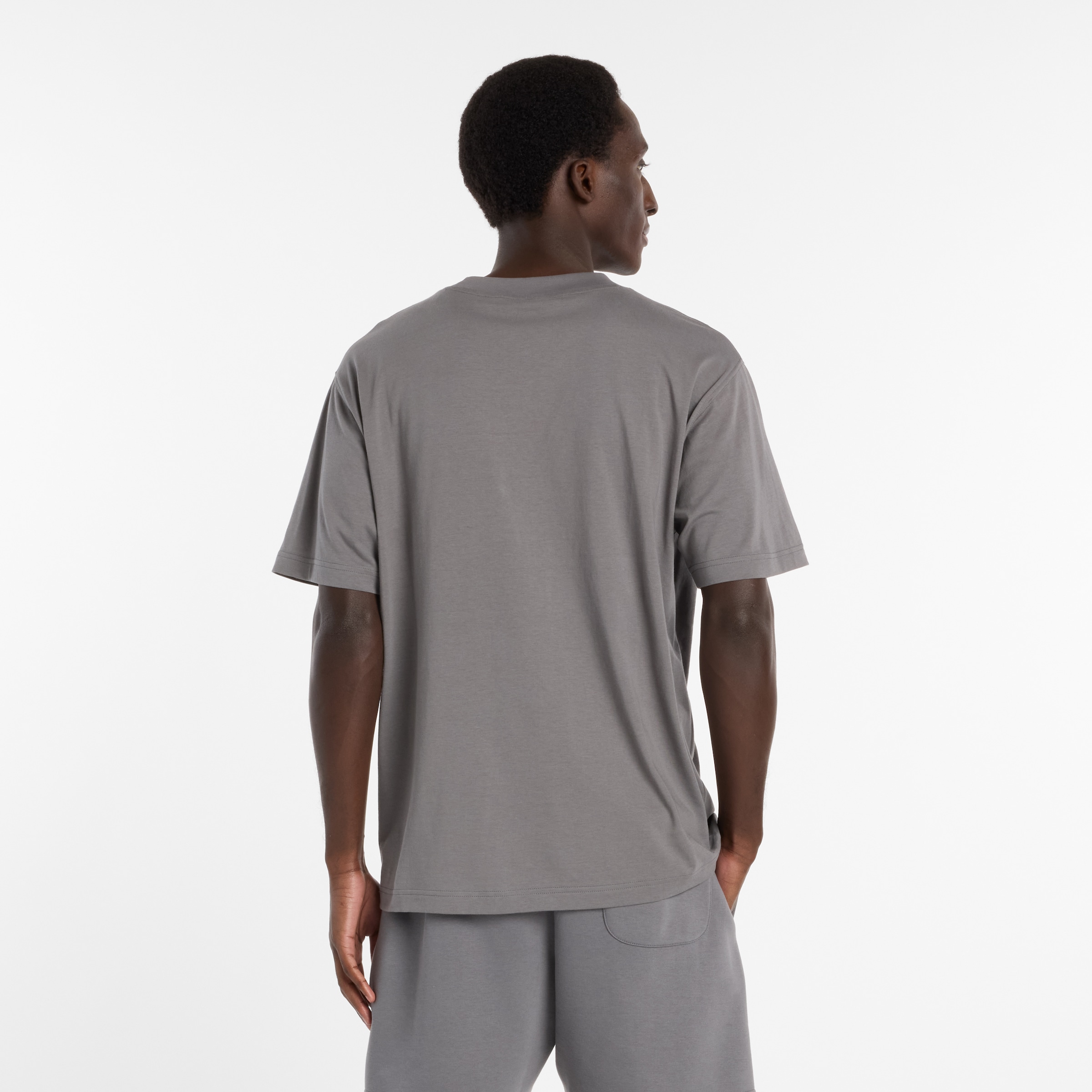 New Balance avec un design imprimé moderne, manches courtes, en coton