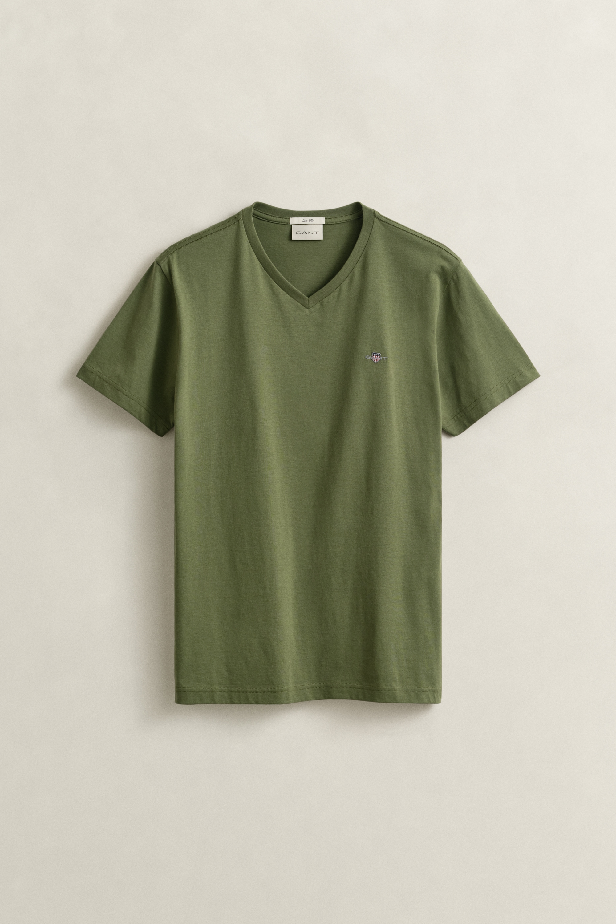 Gant T-Shirt »SLIM SHIELD V-NECK T-SHIRT« mit einer kleinen Logostickerei auf der Brust