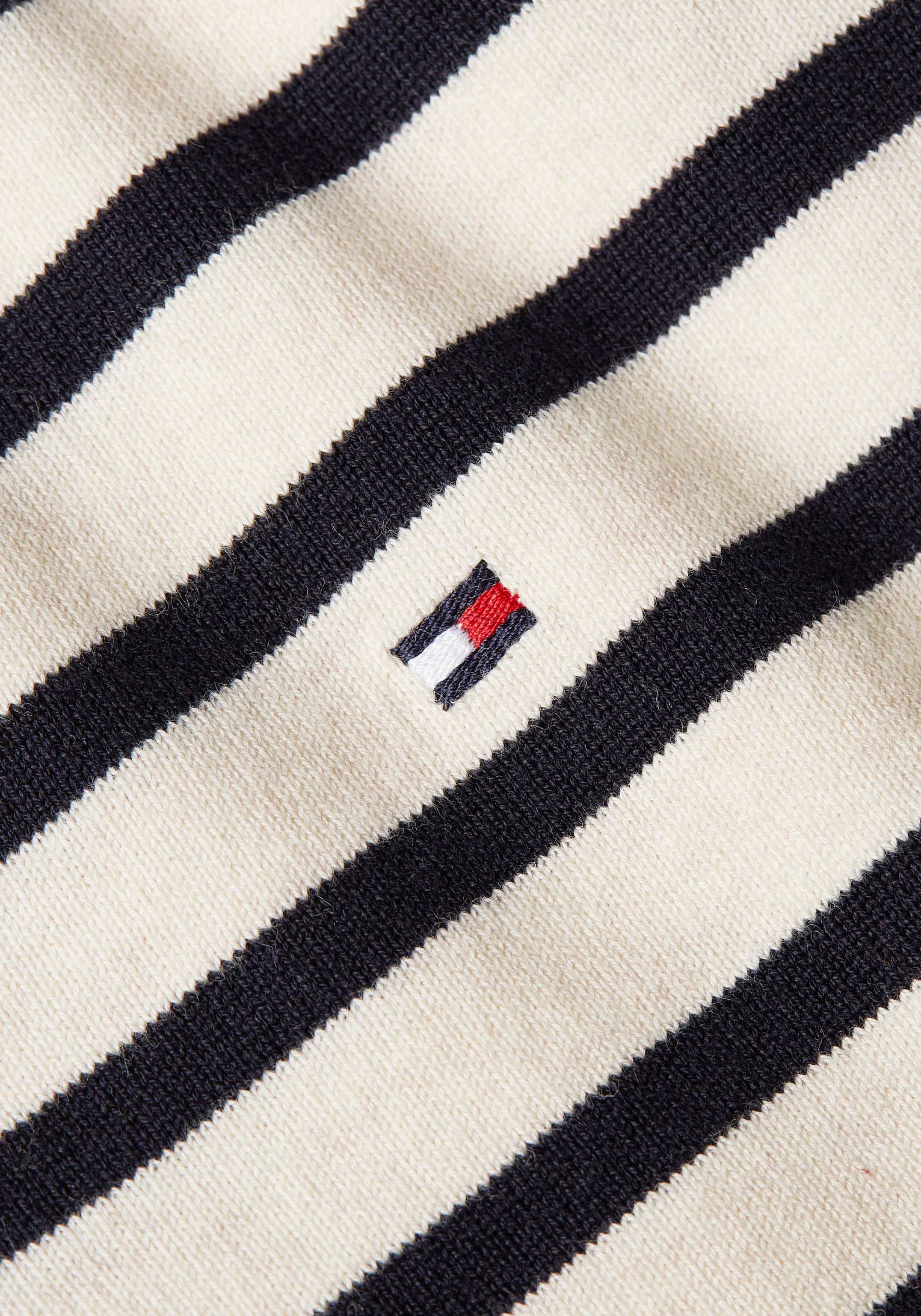 Tommy Hilfiger V-Ausschnitt-Pullover, mit V-Ausschnitt, gestickter Tommy Hilfger Logo-Flag