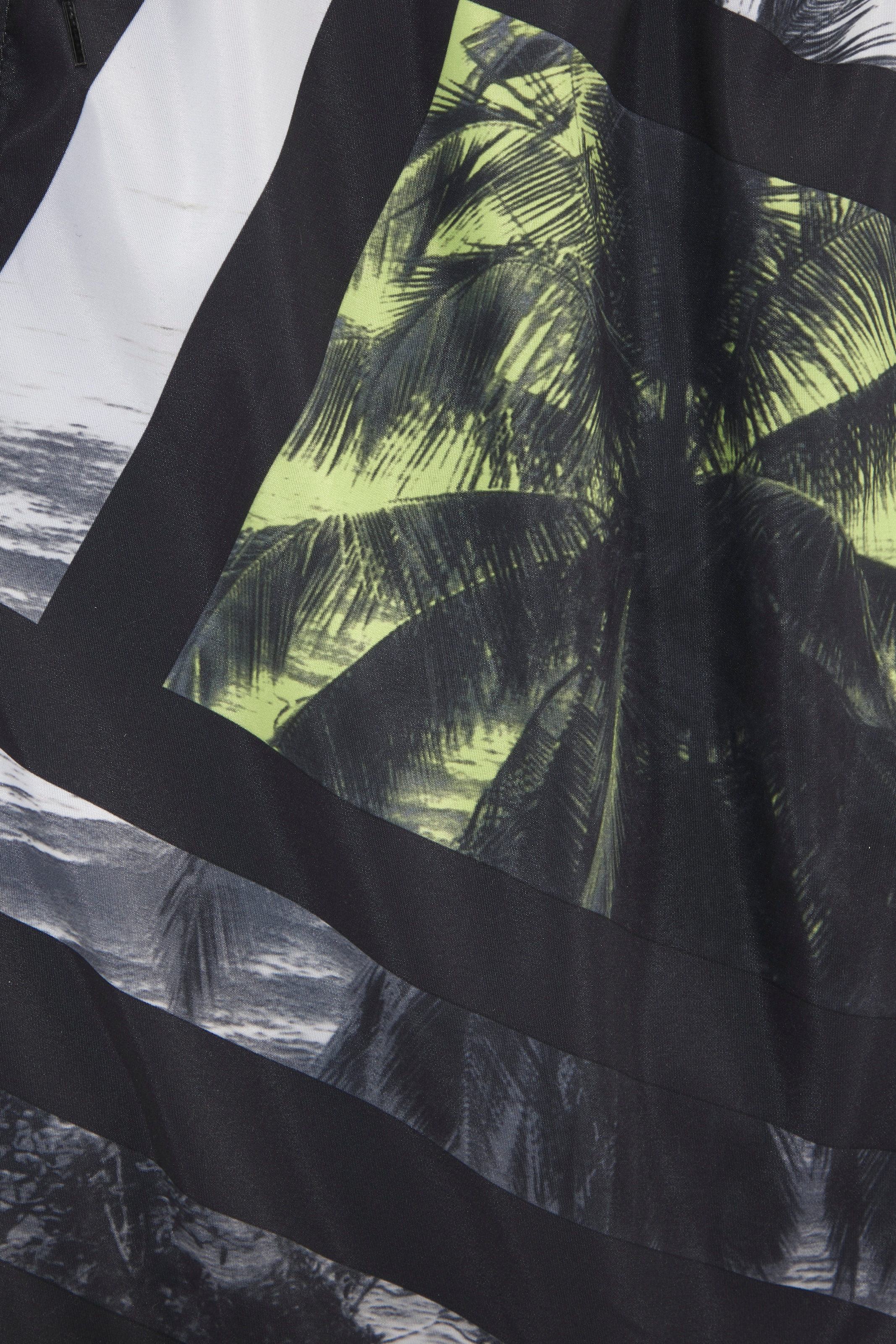 John Devin Short de bain mit grafischen Elementen