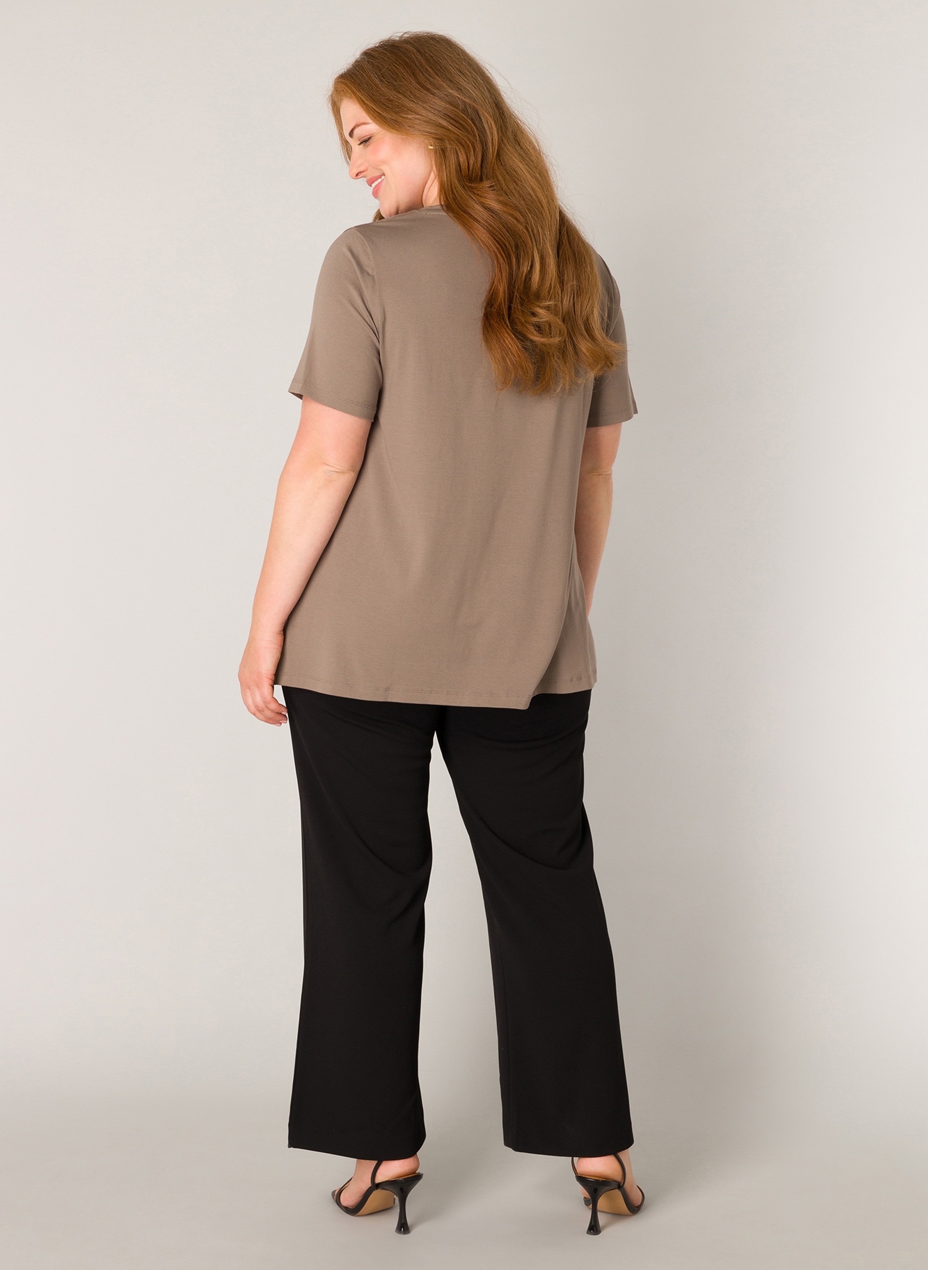 Base Level Curvy Shirttop, mit femininem V-Ausschnitt