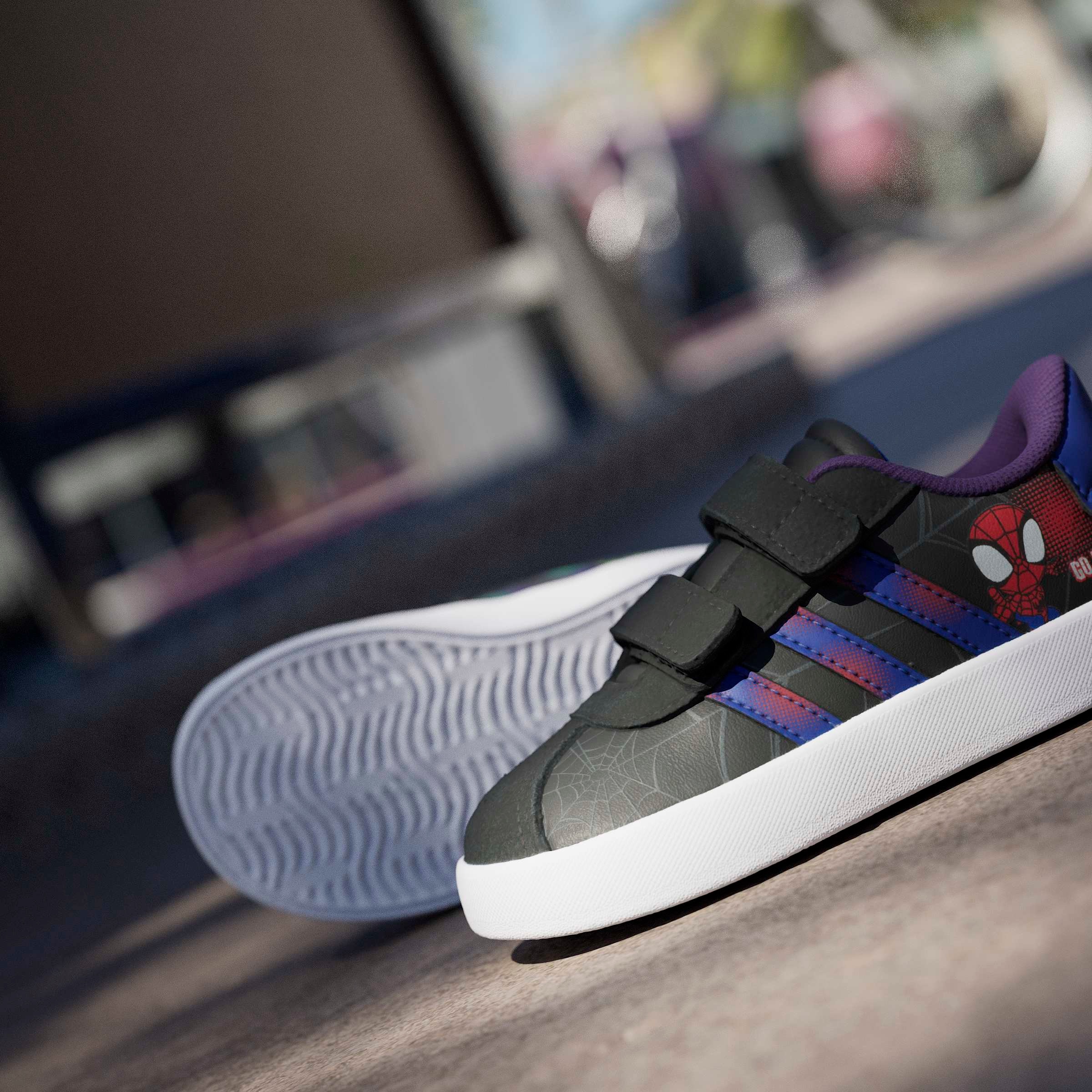 adidas Sportswear Sneakers »ADIDAS MARVEL SPIDER-MAN VL COURT 3.0 KIDS«  design inspiré de l’adidas Samba, pour enfants