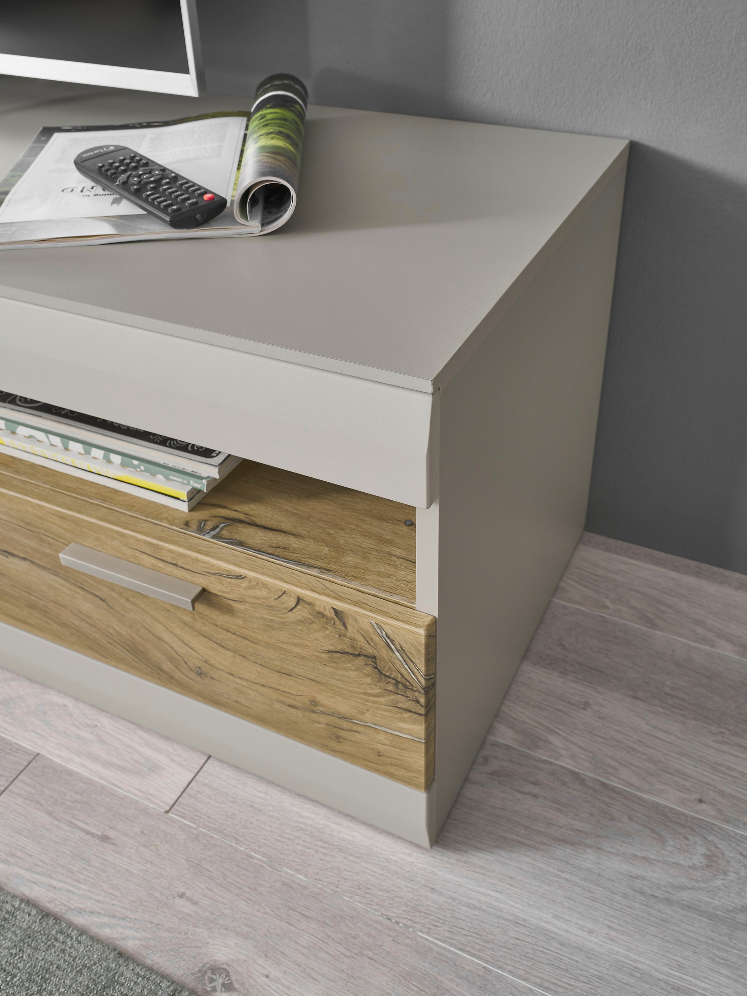 INOSIGN Lowboard »SCARA«, mit Applikation Zinneiche Dekor, Breite 150 cm, mit Softclose-Funktion
