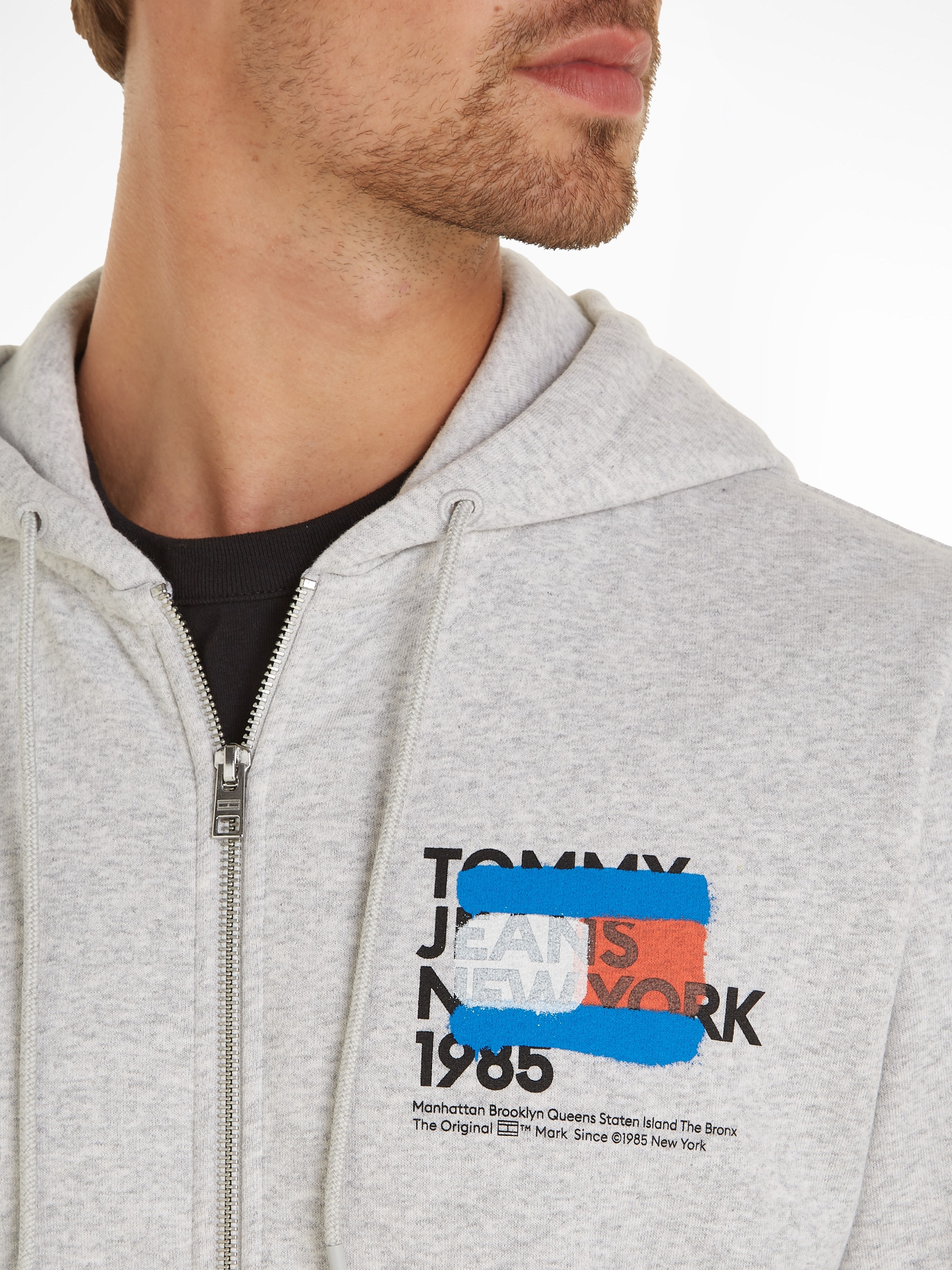 Tommy Jeans Sweatjacke »TJM REG GRAFFITI ZIP TRU«, beidseitig bedruckt mit modischem Print