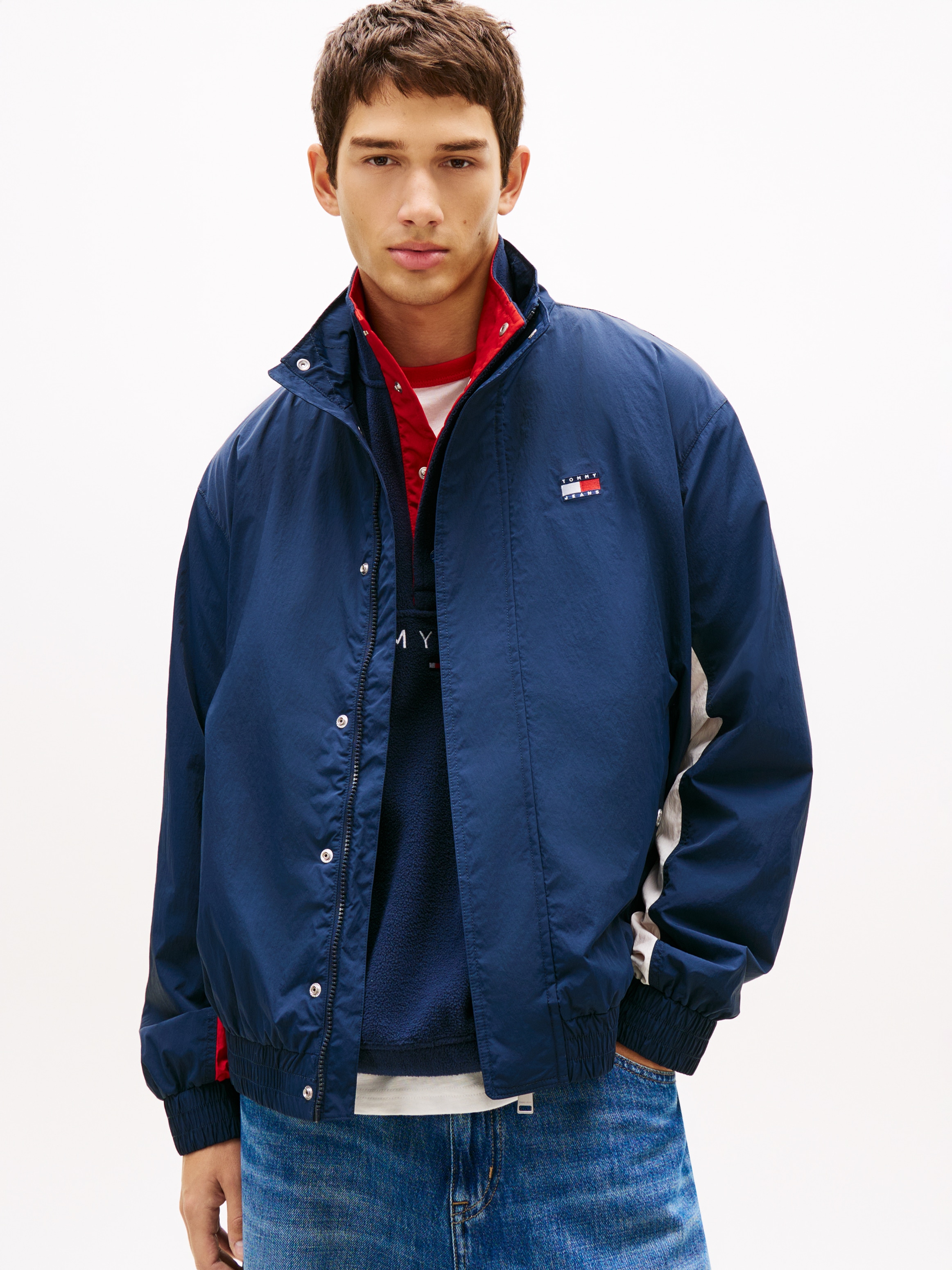 Tommy Jeans Coupe-vent »TJM HERITAGE FLAG« sans capuche coupe régulière avec col montant et imprimé de marque Tommy Flag au dos