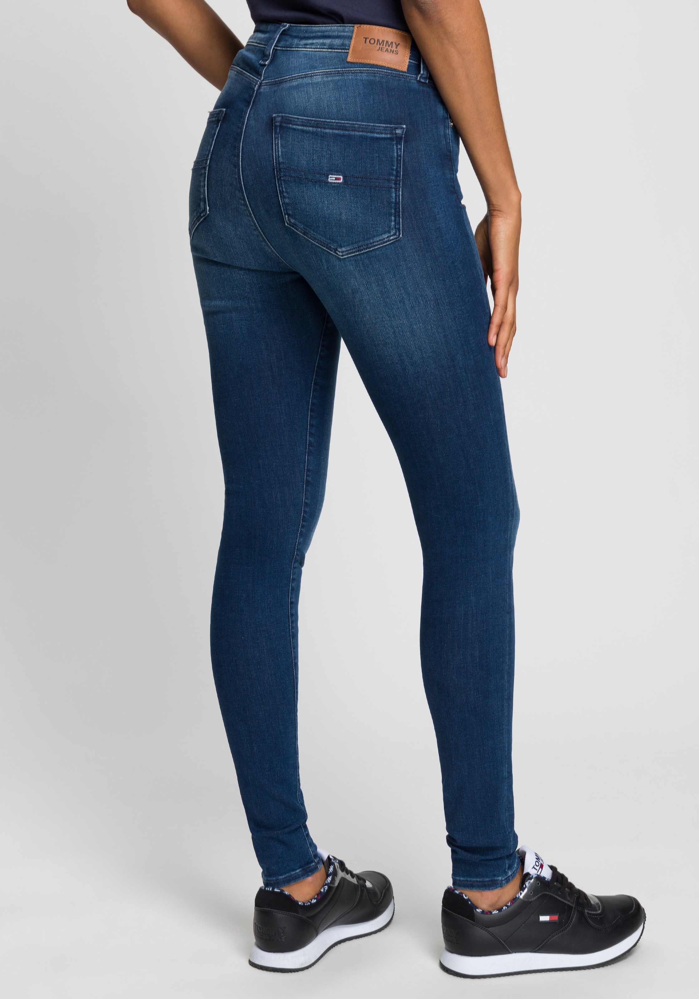 ♕ bestellen Sitz. versandkostenfrei Jeans SUPER und SKNY«, HR einen perfekten »SYLVIA bequemen Hochwertige für Skinny-fit-Jeans Tommy Materialien