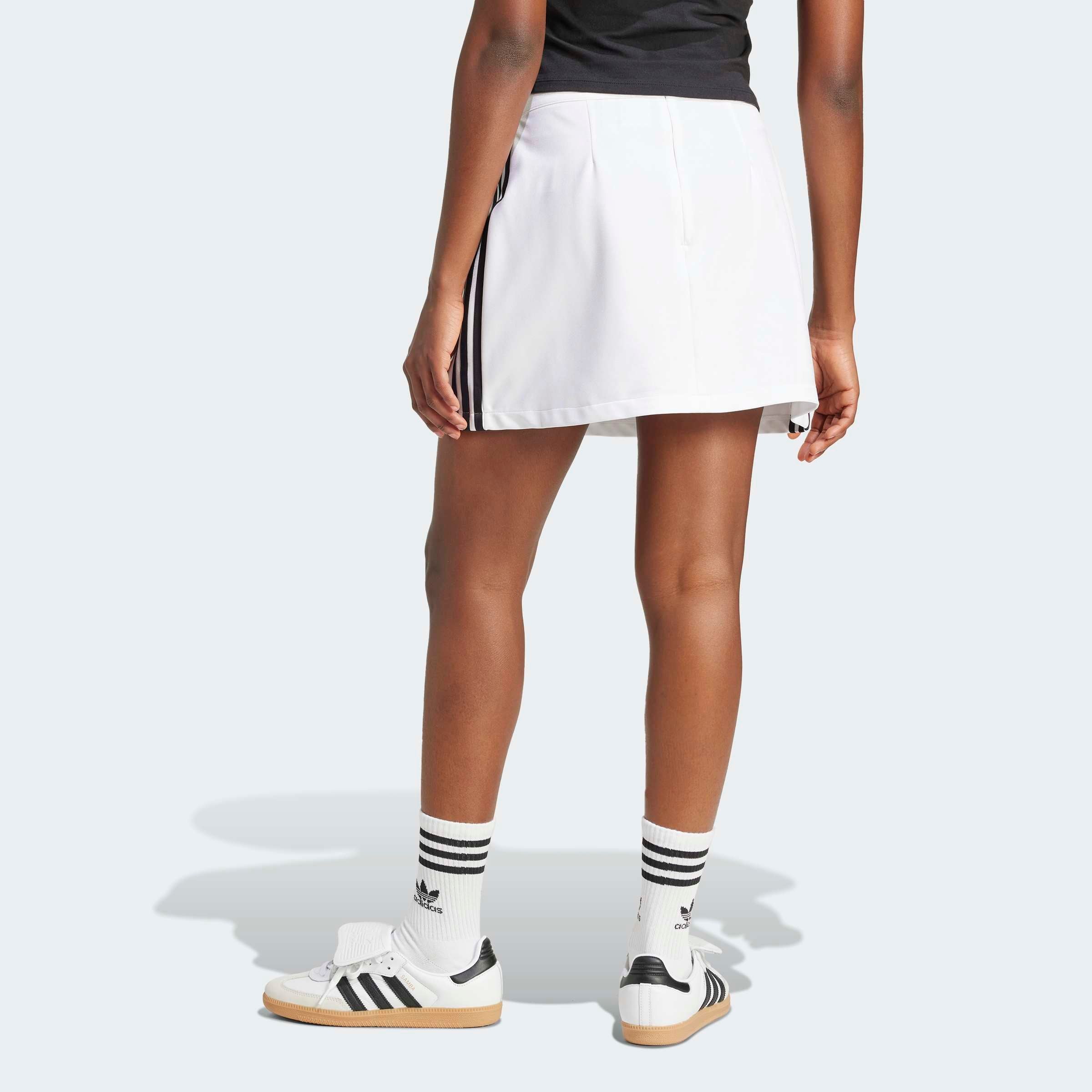adidas Originals Sweatrock »ADICOLOR 3-STREIFEN« klassische Silhouette, kürzerer Schnitt, aus Polyester und Elasthan
