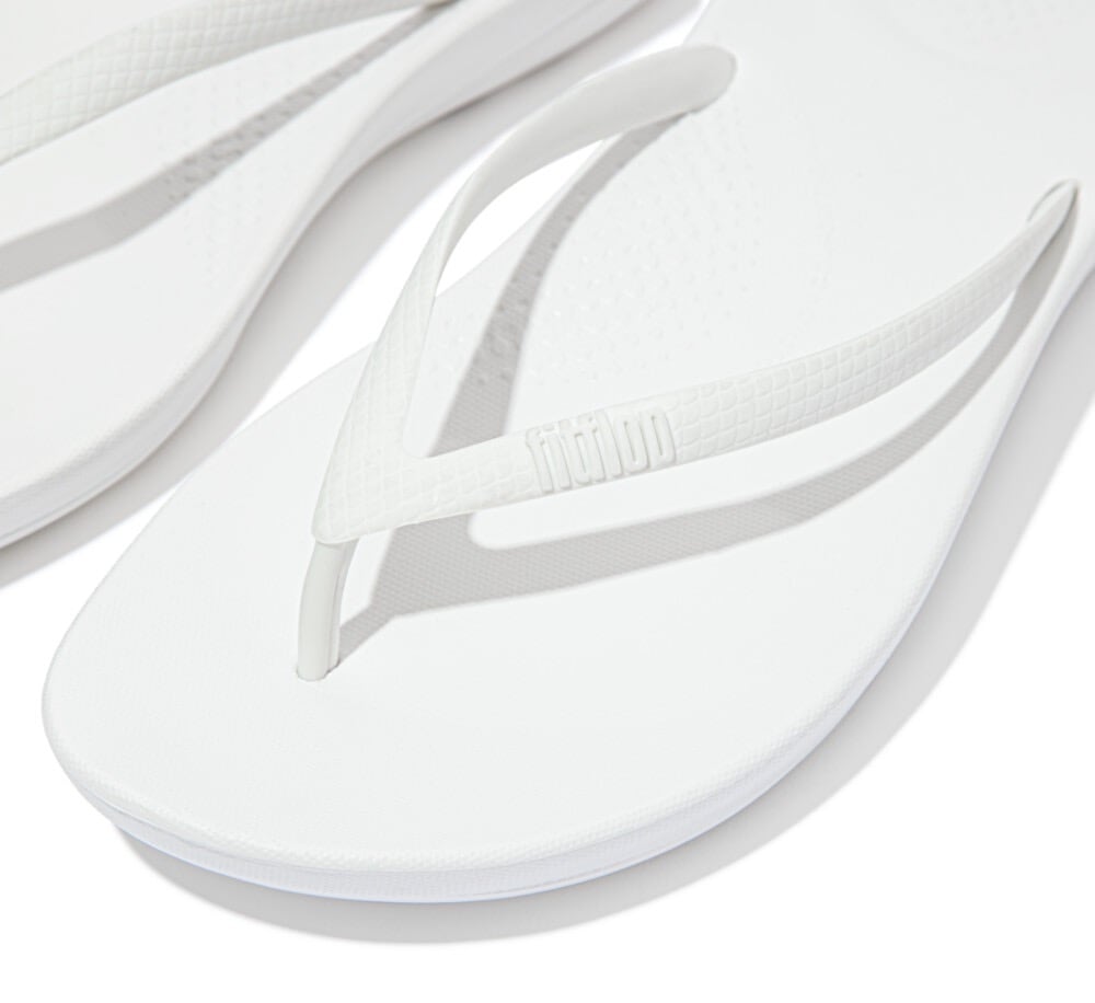 Fitflop Zehentrenner »IQUSHION«, Keilabsatz, Sommerschuh, Schlappen in schmaler Form