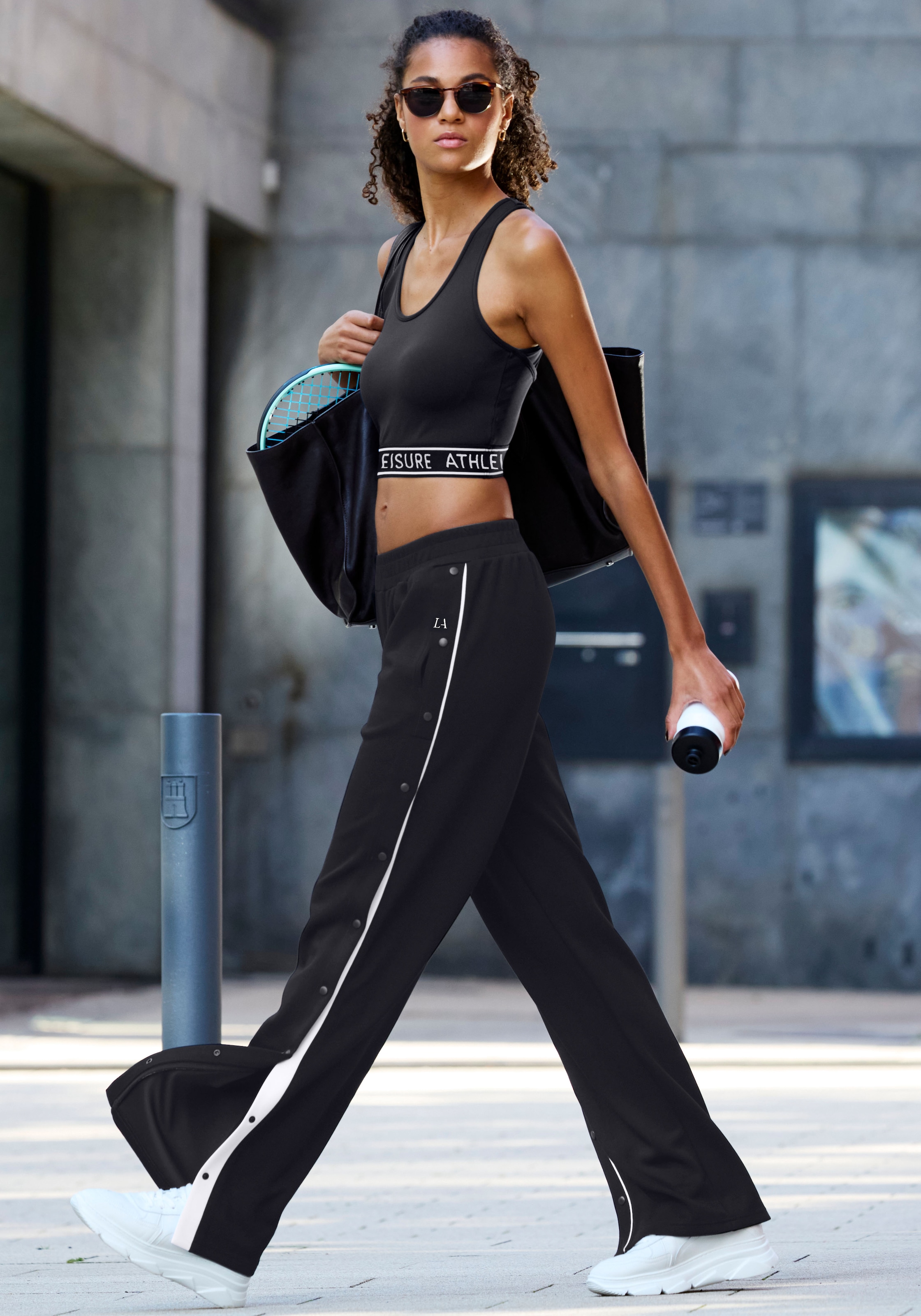 LASCANA ACTIVE Jogginghose  mit seitlicher Knopfleiste