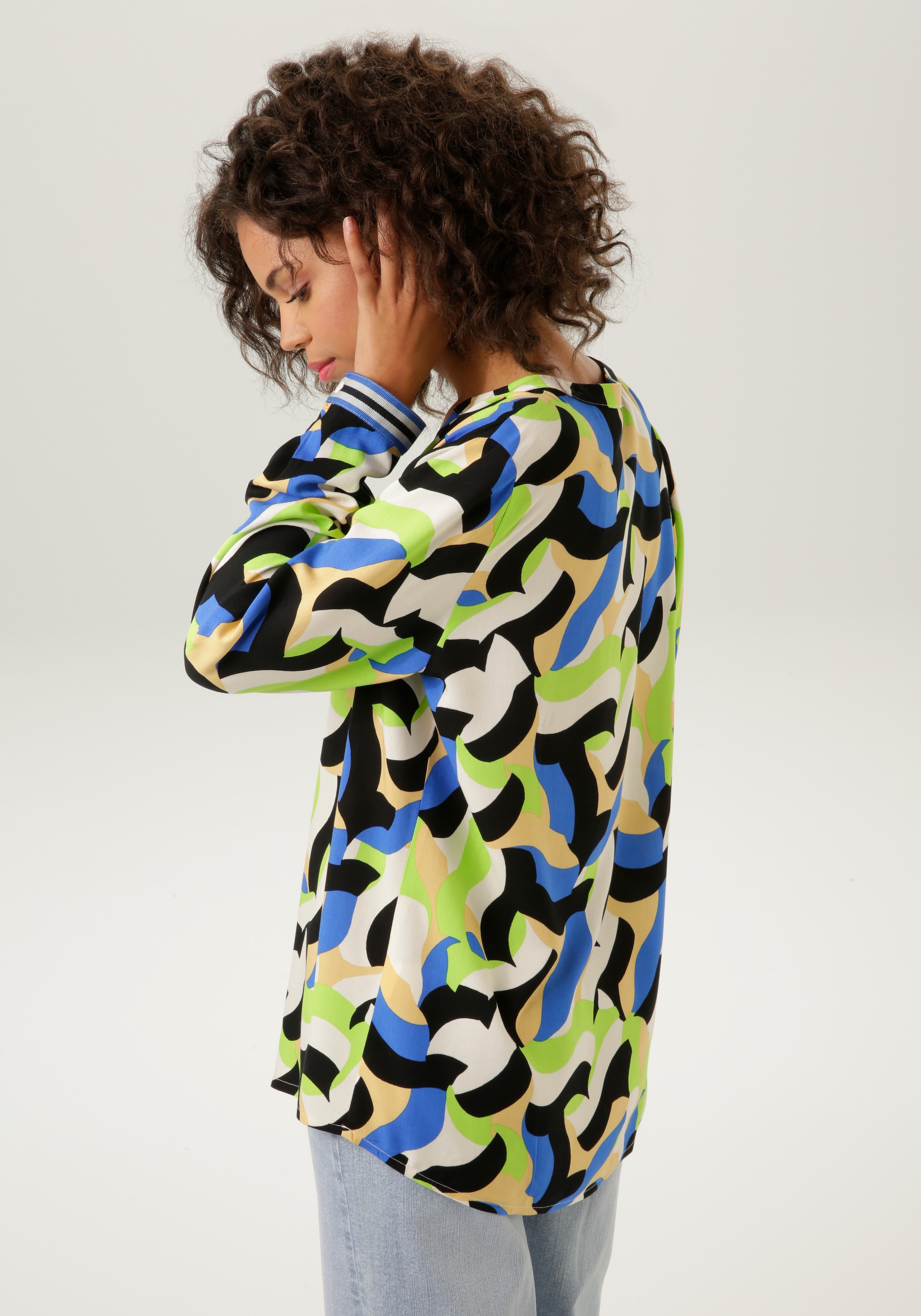 Aniston CASUAL Schlupfbluse, mit trendfarbenen, graphischen Druck