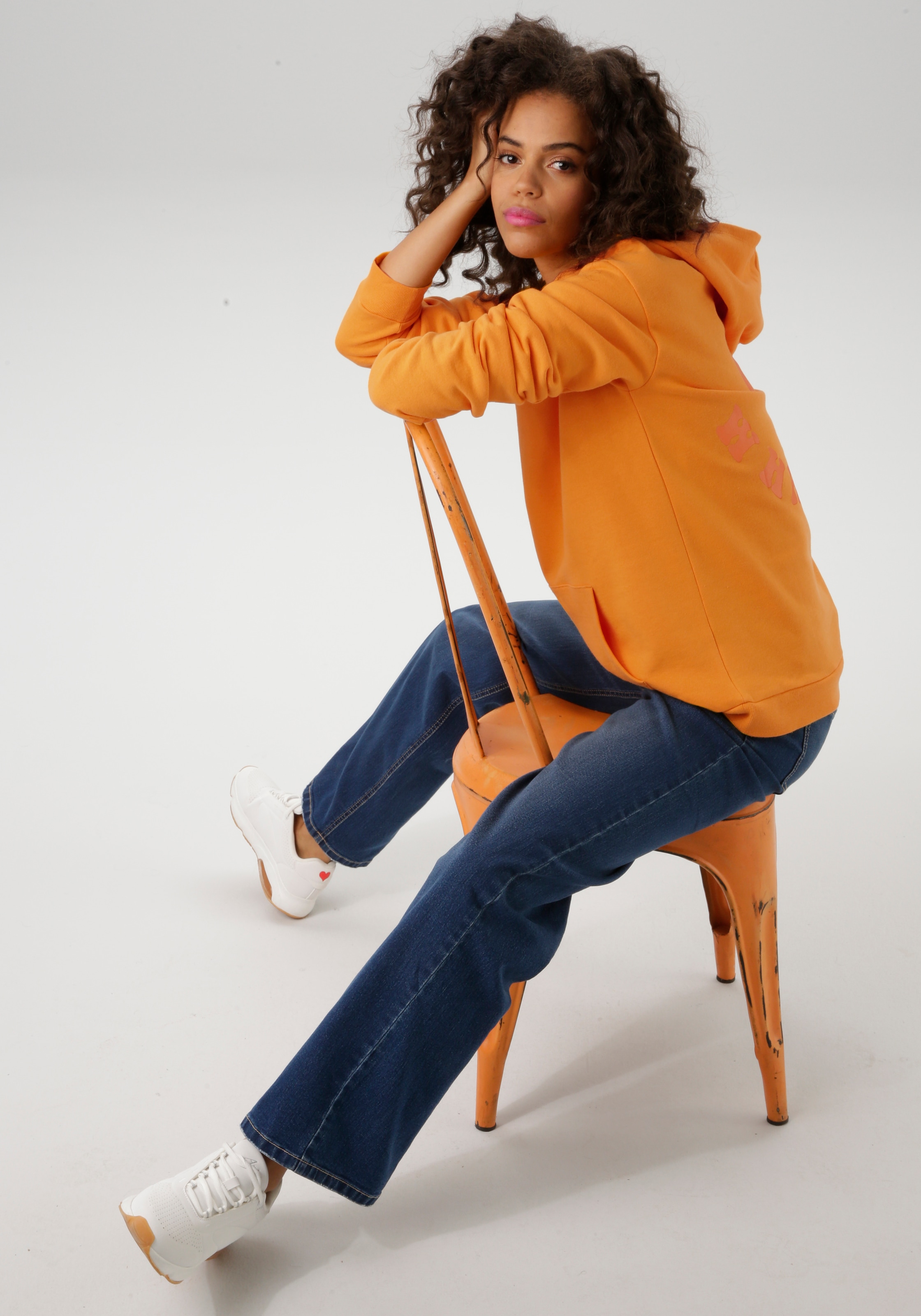 Aniston CASUAL Kapuzensweatshirt, mit Smiley im Rücken