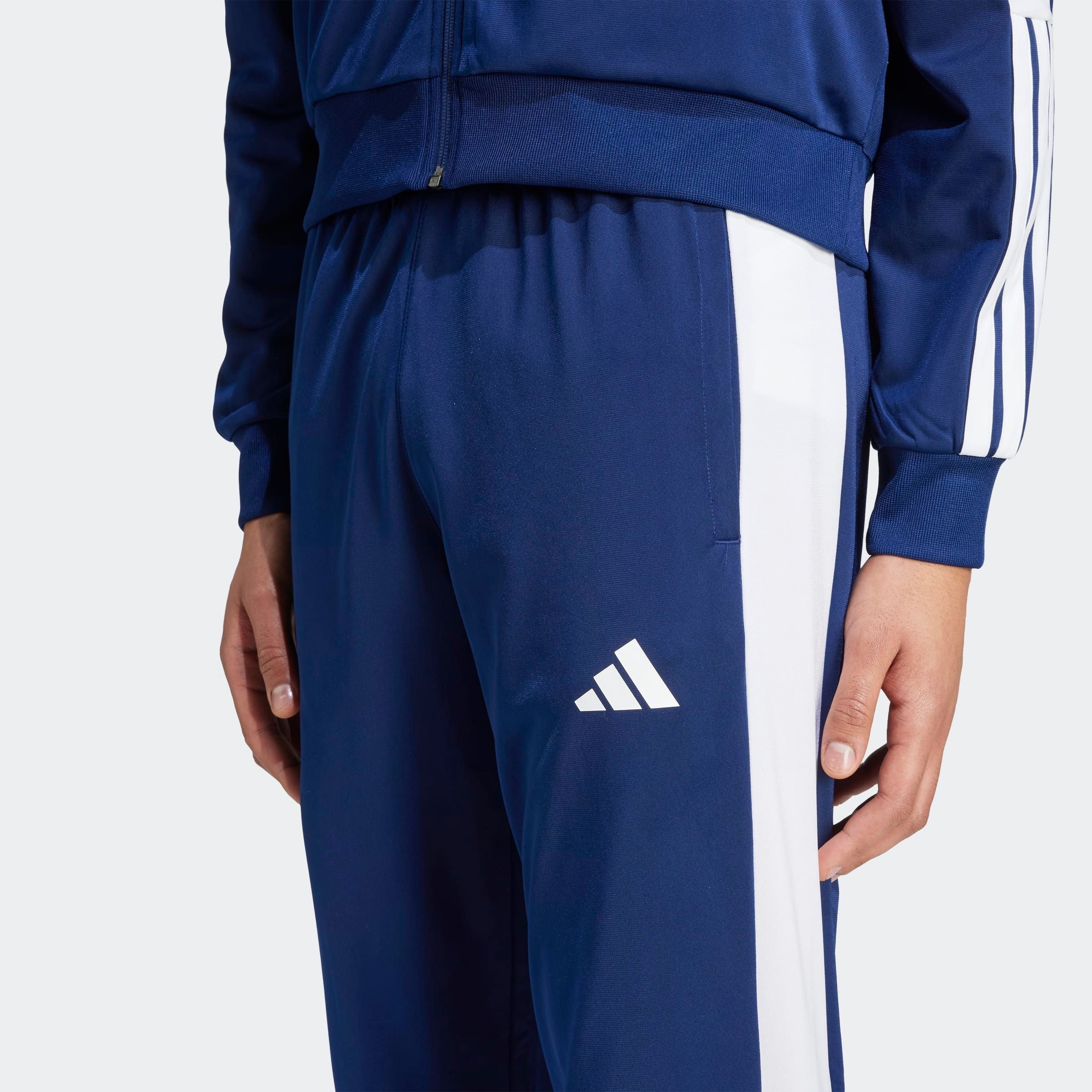 adidas Sportswear Sporthose »M 3S TR CB SNP«, (1 tlg.), Trikotmaterial, mit verstellbaren Druckknöpfen an den Unterschenkeln