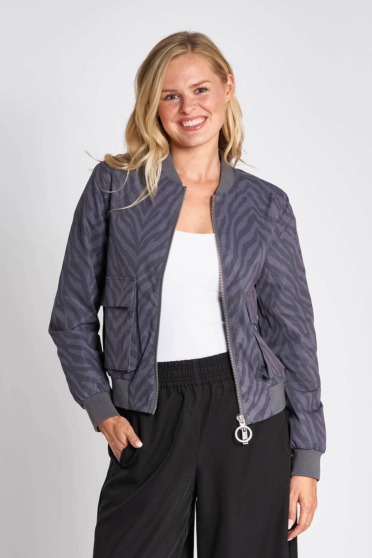 Image of Zhrill Blouson "ZHJULIE" ohne Kapuze lässiger Stil, aus Polyester und Baumwolle, mit Eingrifftaschen