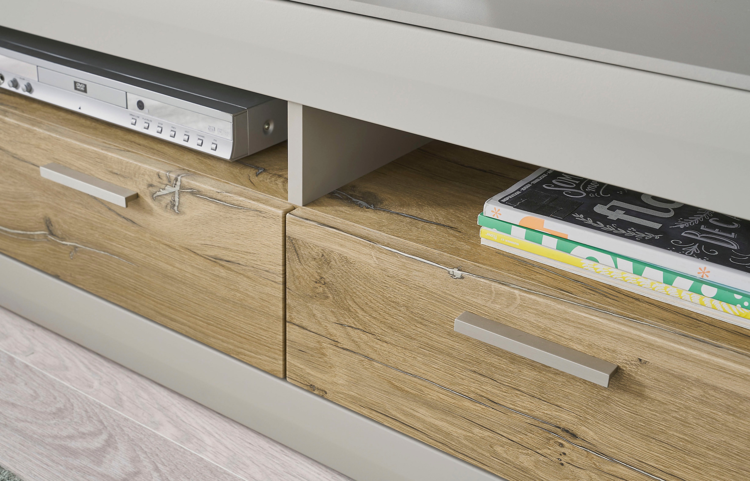 INOSIGN Lowboard »SCARA«, mit Applikation Zinneiche Dekor, Breite 150 cm, mit Softclose-Funktion
