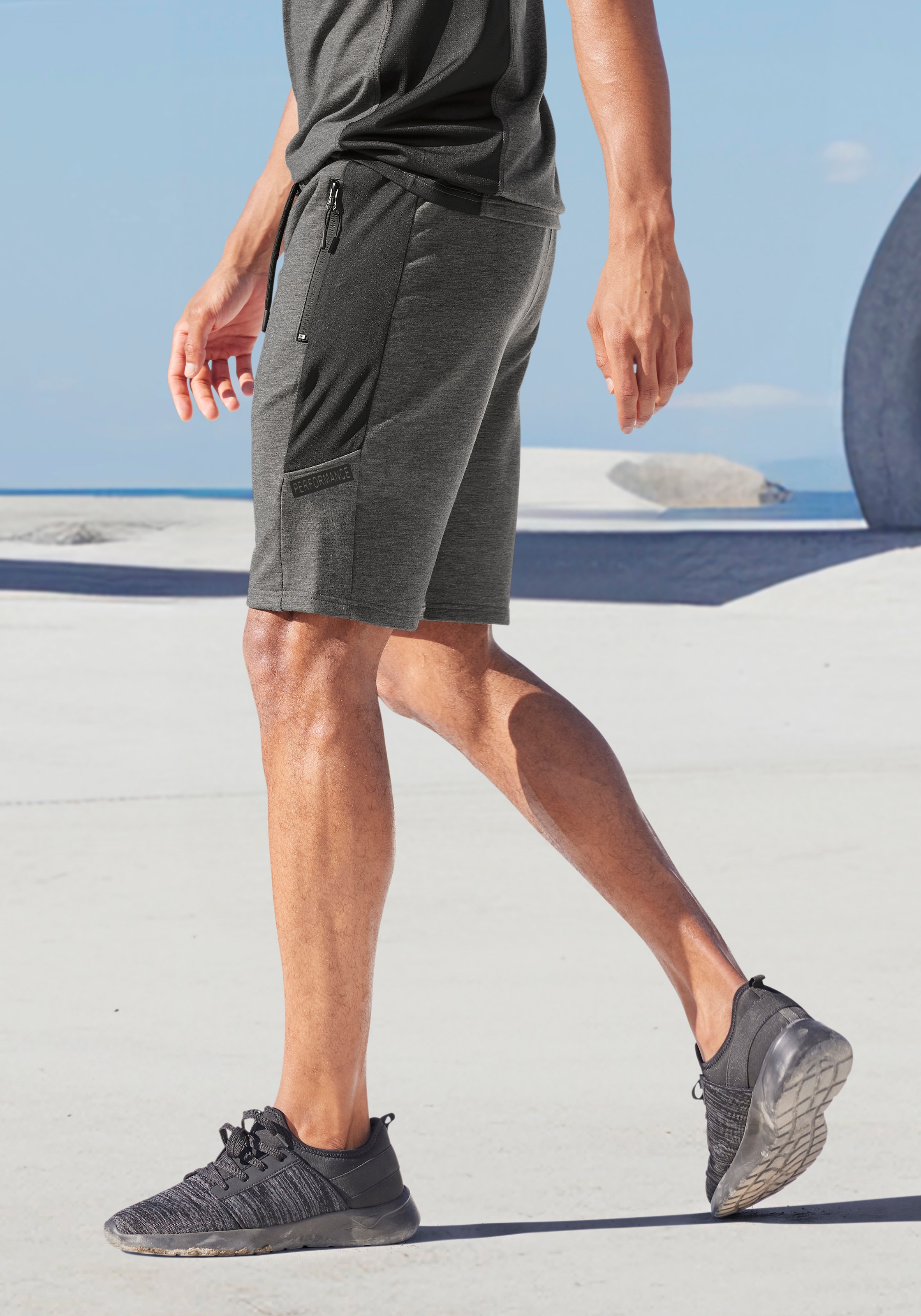 Shorts »- Sporthose«, mit Mesheinsätzen und seitlichen Reissverschlusstaschen