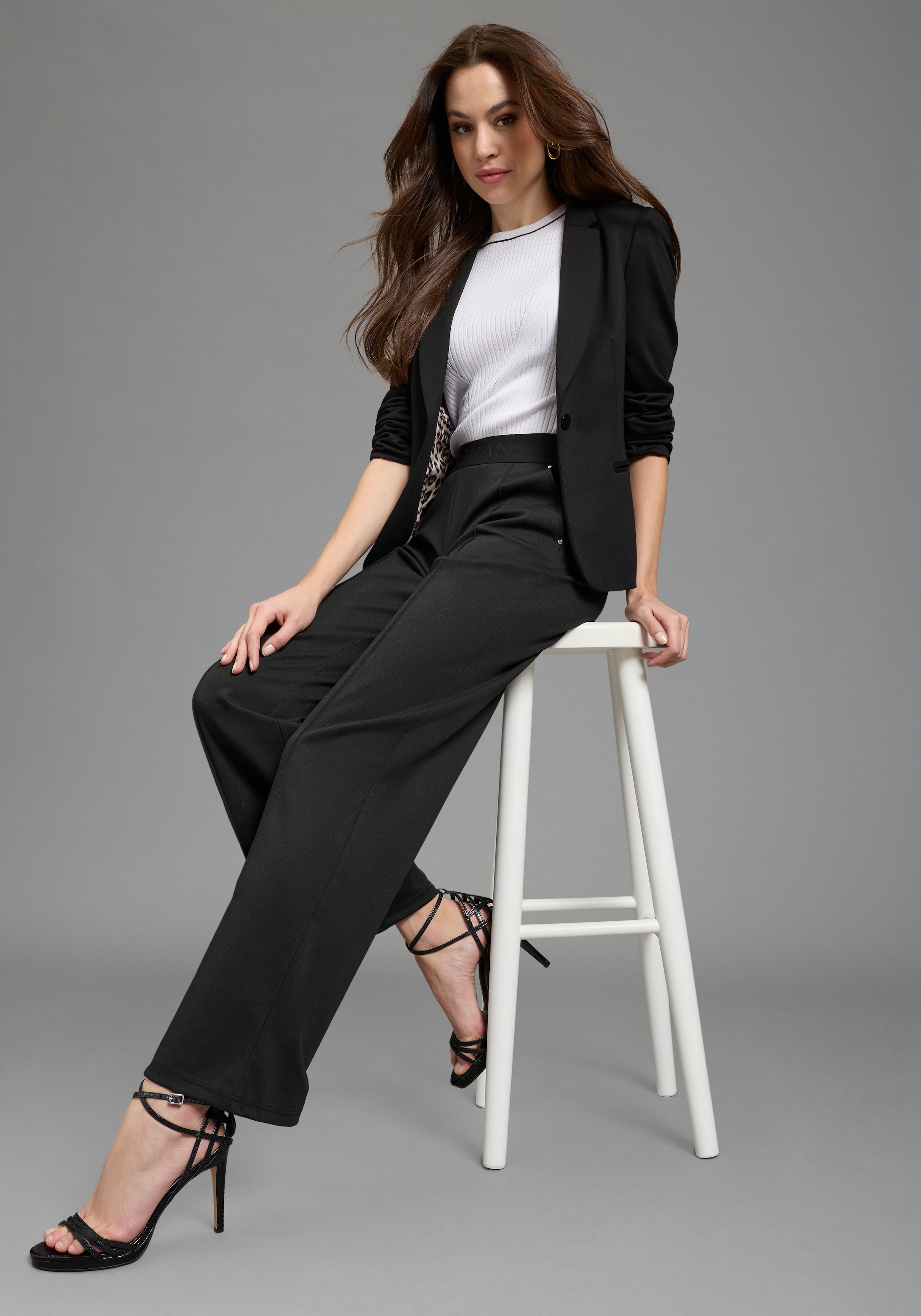 Bruno Banani Pantalon en jersey  in Anzug-Optik, moderner Wideleg-Shape, geprägtes Logo-Bündchen