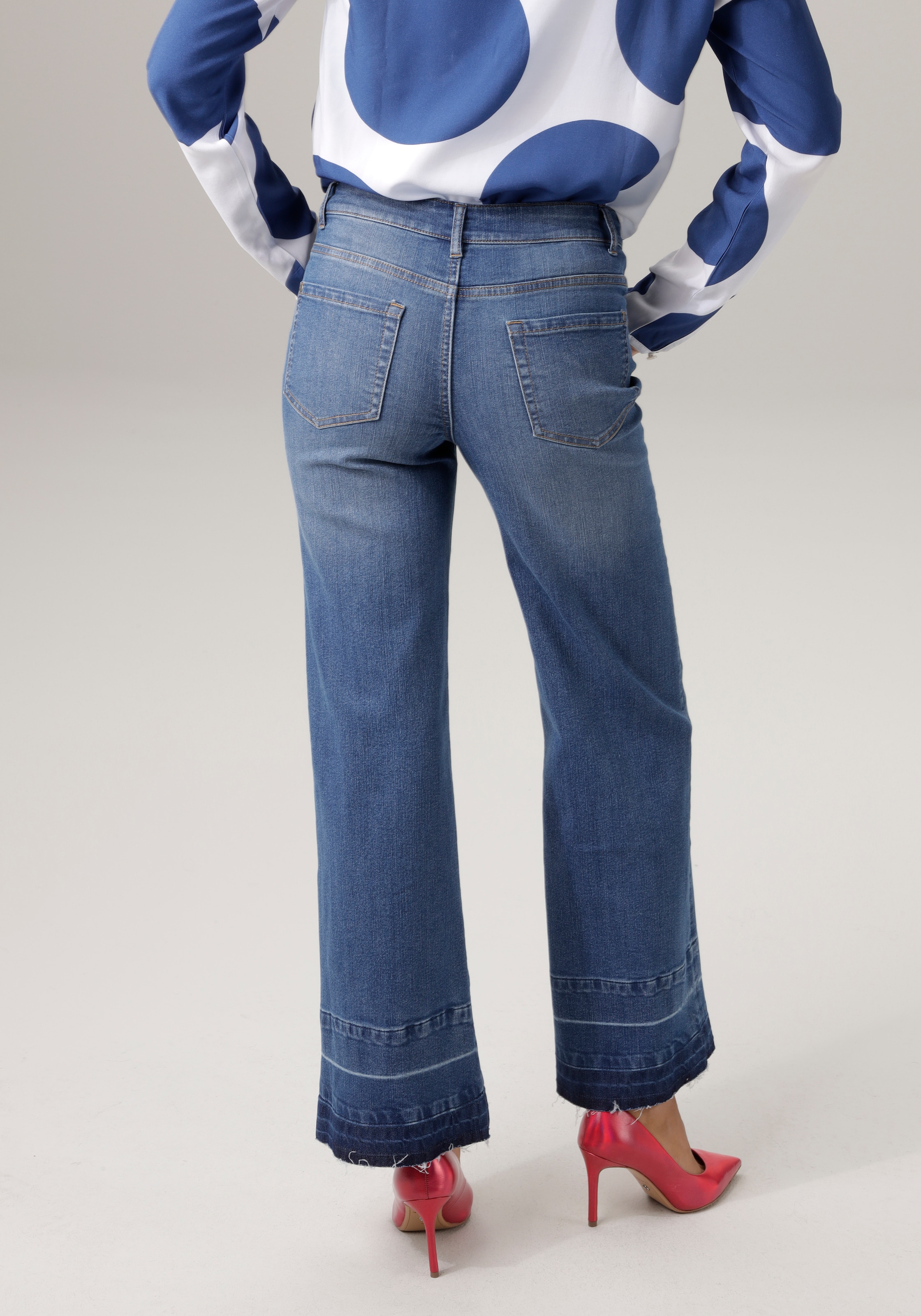 mit leicht auf ausgefranstem CASUAL Straight-Jeans, trendiger Aniston Saum versandkostenfrei Waschung am