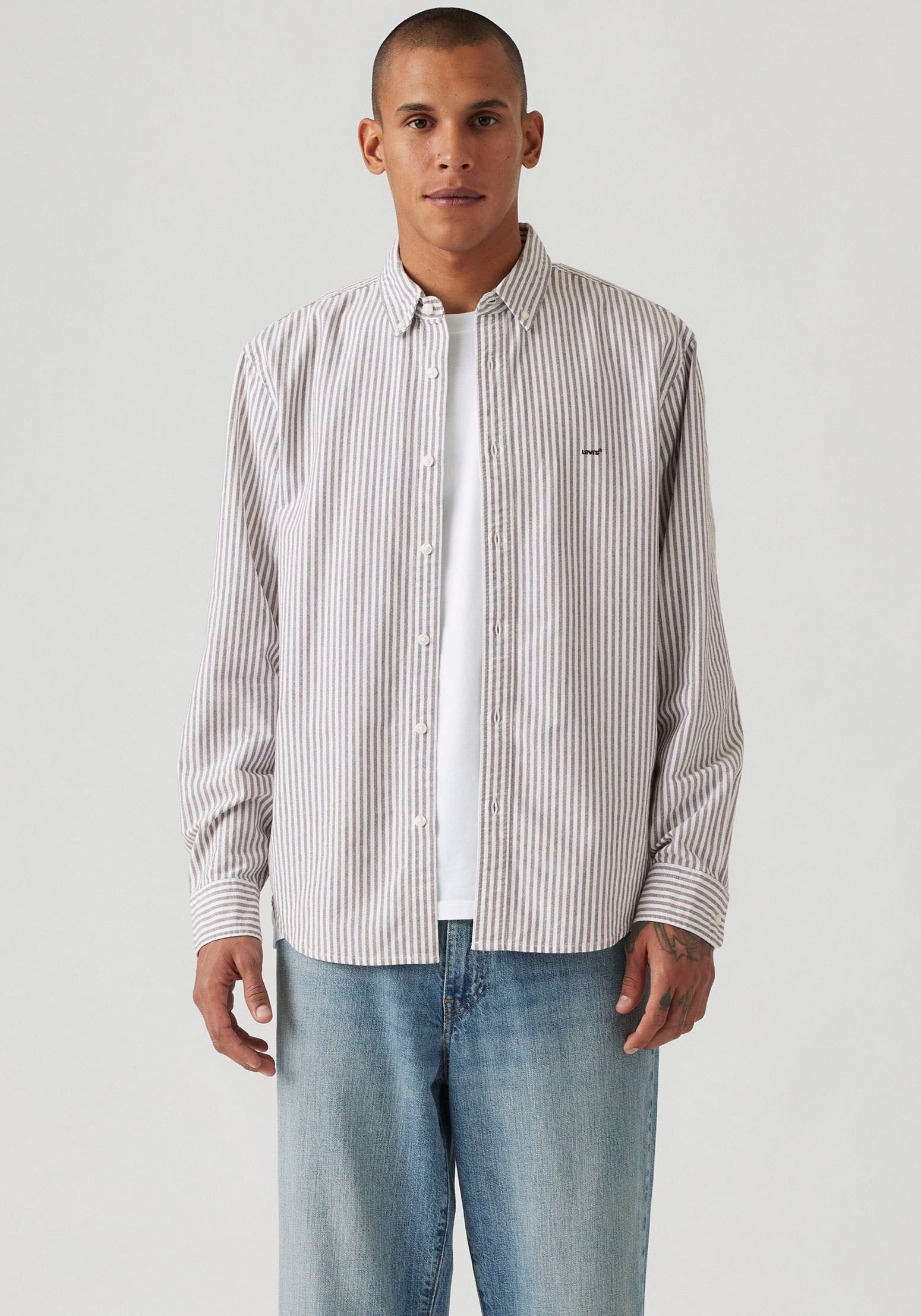 Levi's® Langarmhemd »AUTHENTIC BUTTON DOWN«, mit Ton-in-Ton Logostickerei auf der Brust