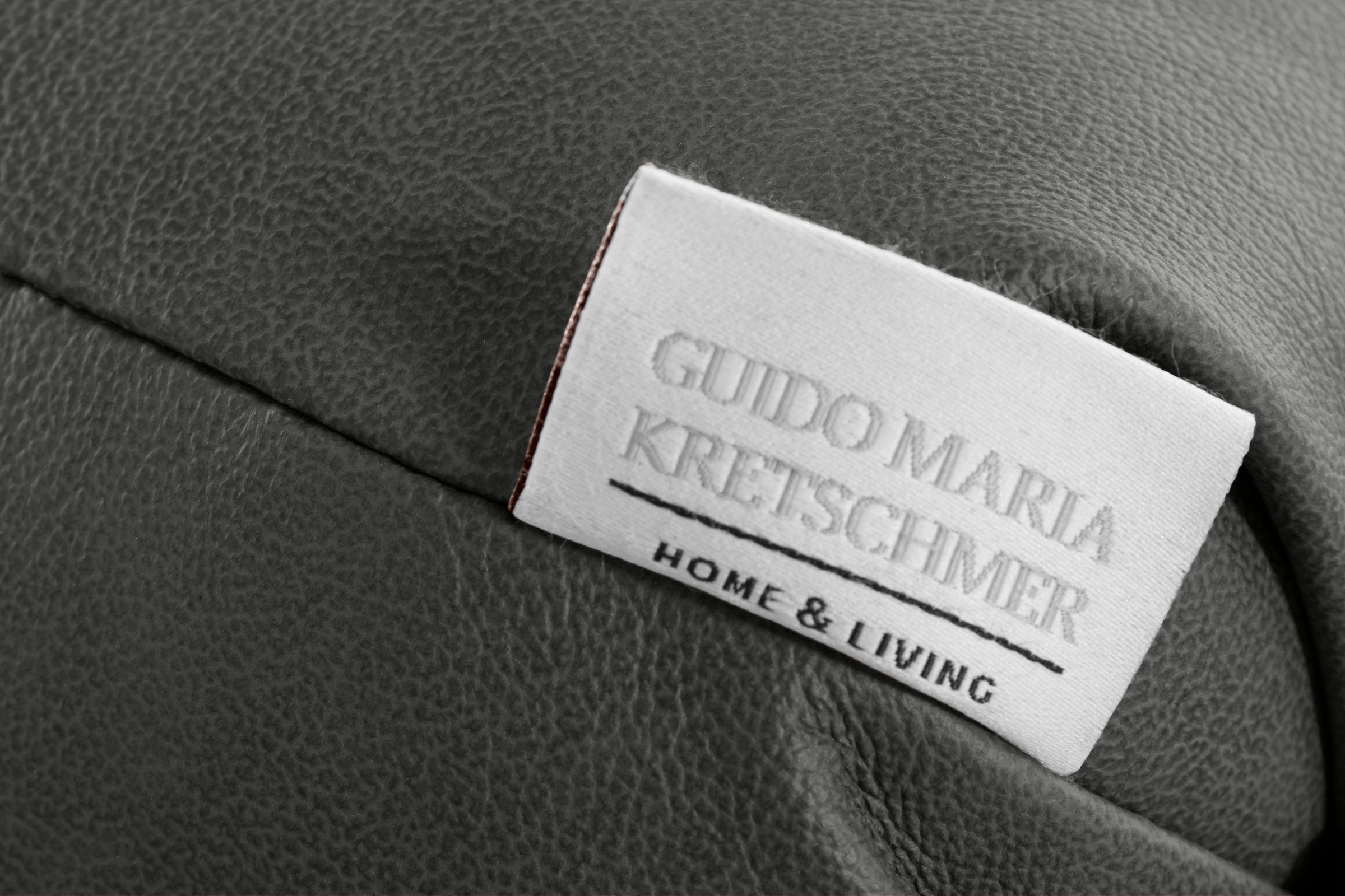 Guido Maria Kretschmer Home&Living Polsterhocker »Kalina«, mit klassischer Chesterfield-Knopfheftung, passend zur Serie "Kalina"