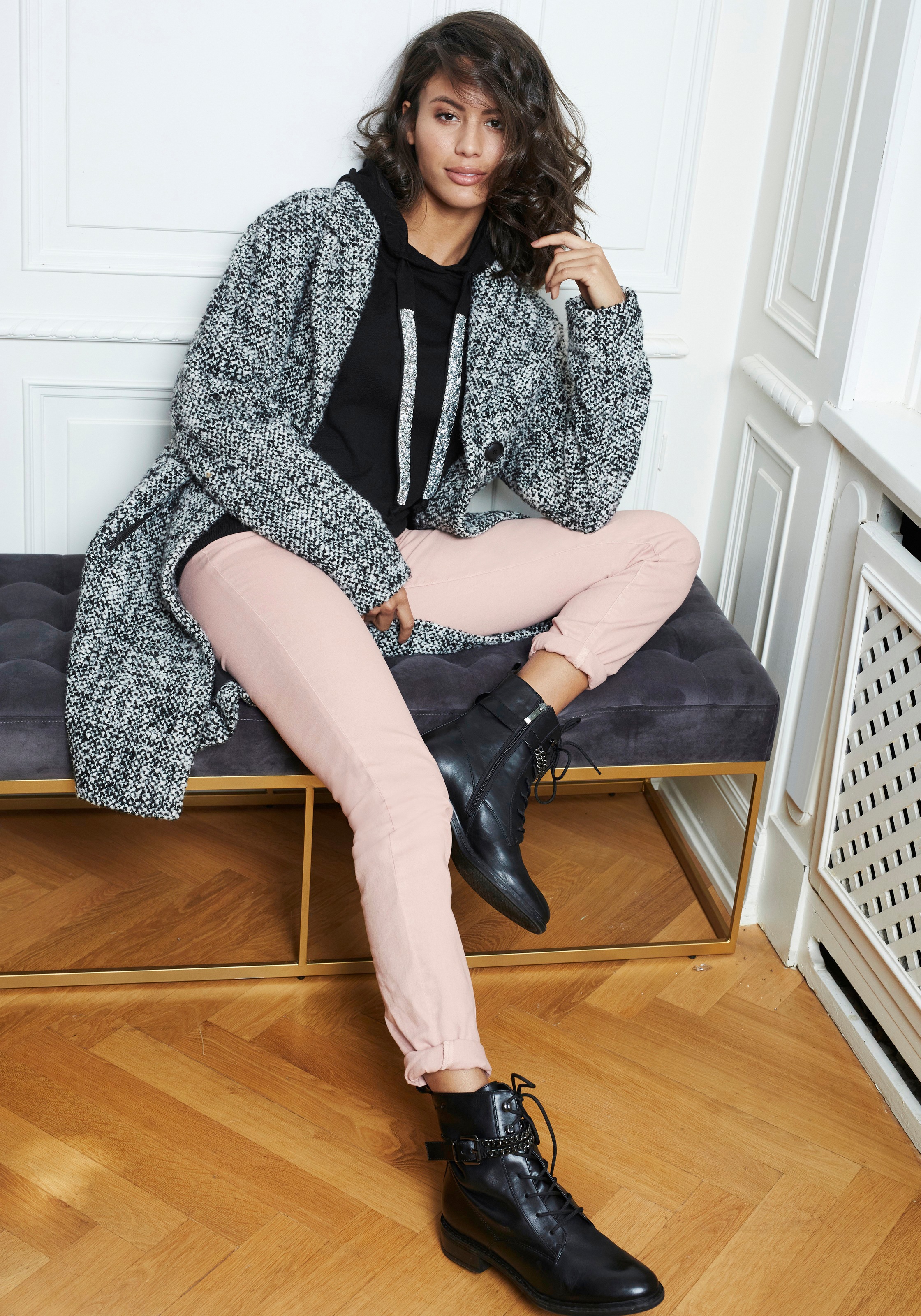 Laura Scott mit Kapuze und glitzernden Bändern