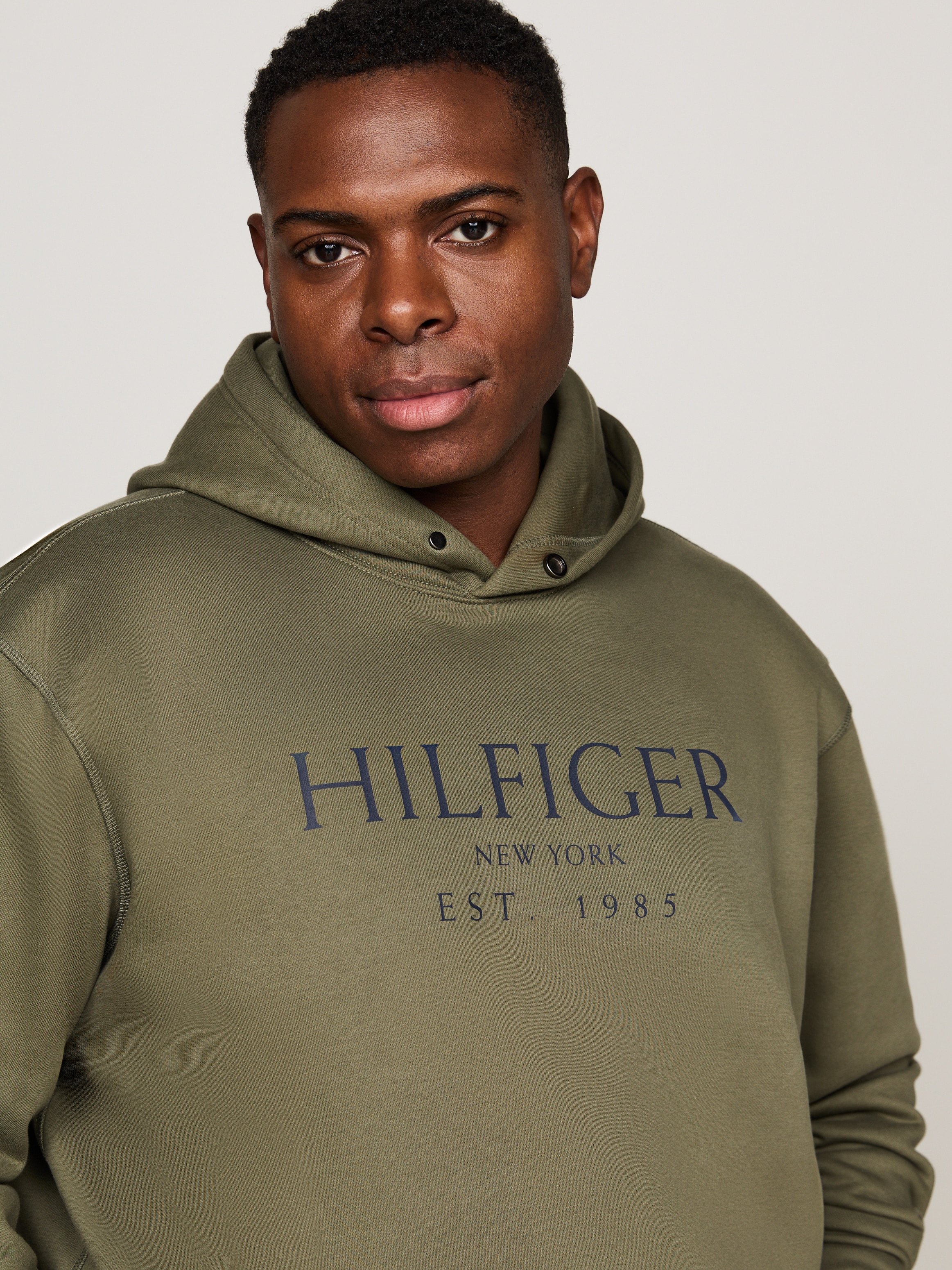 Tommy Hilfiger Big & Tall Hoodie »BT-BIG HILFIGER HOODY-B«, in Grossen Grössen, mit Logostickerei am Ärmel