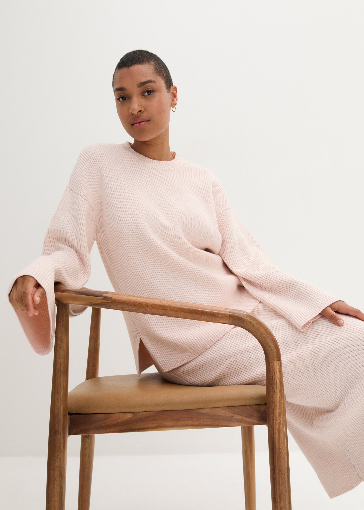 bonprix Strickpullover mit weiten Trompetenärmeln, Oversized-Passform, feiner Rippstrick