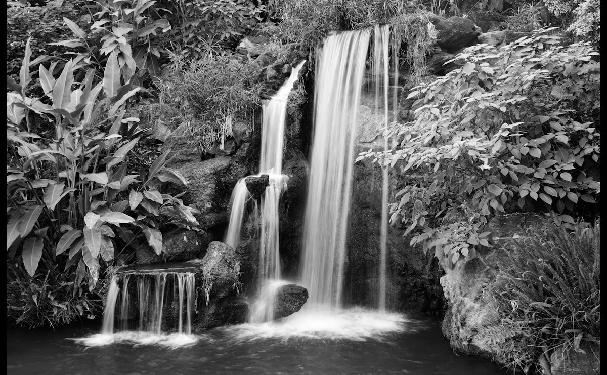 Image of Papermoon Fototapete "Schwarzweiss-Wasserfall"