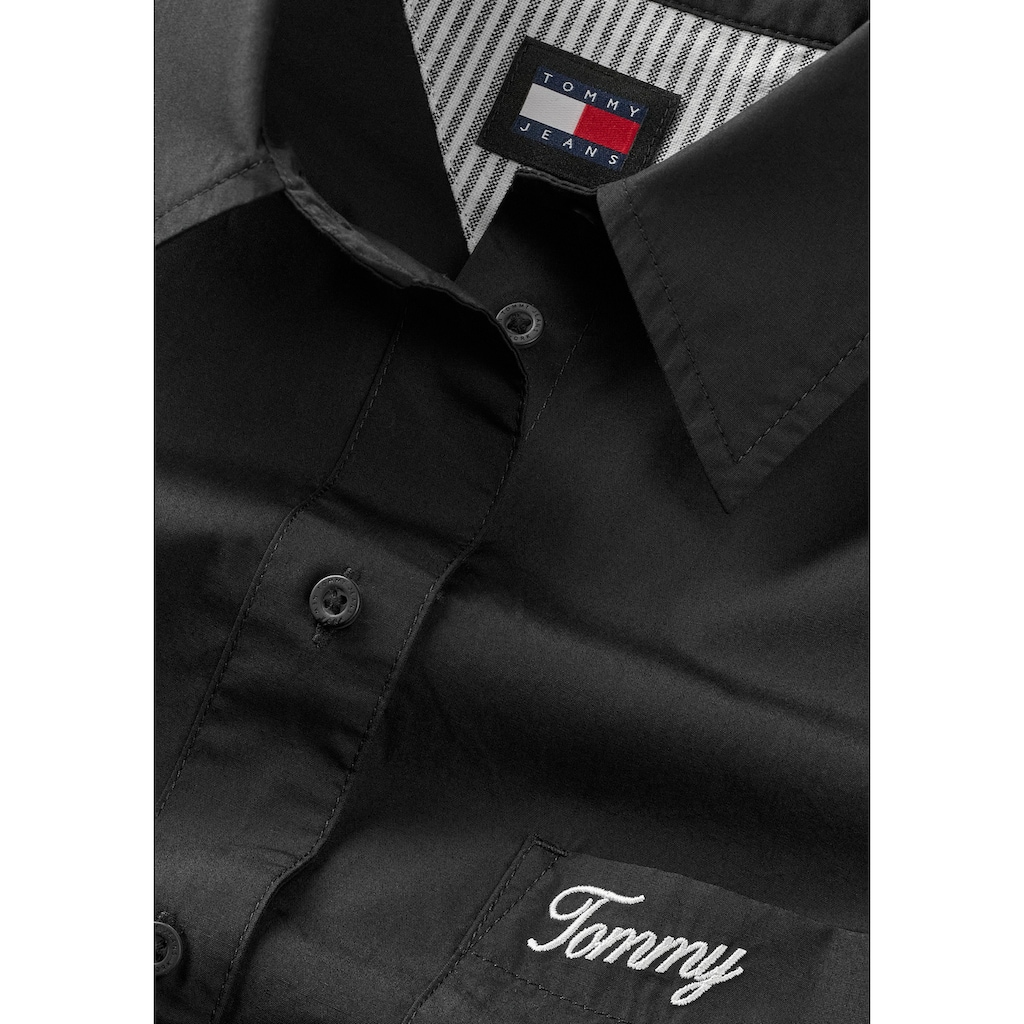 Tommy Jeans Blusentop »TJW SP OVR SCRIPT SHIRT EXT«, Mit Tommy Jeans Logo-Schriftzug
