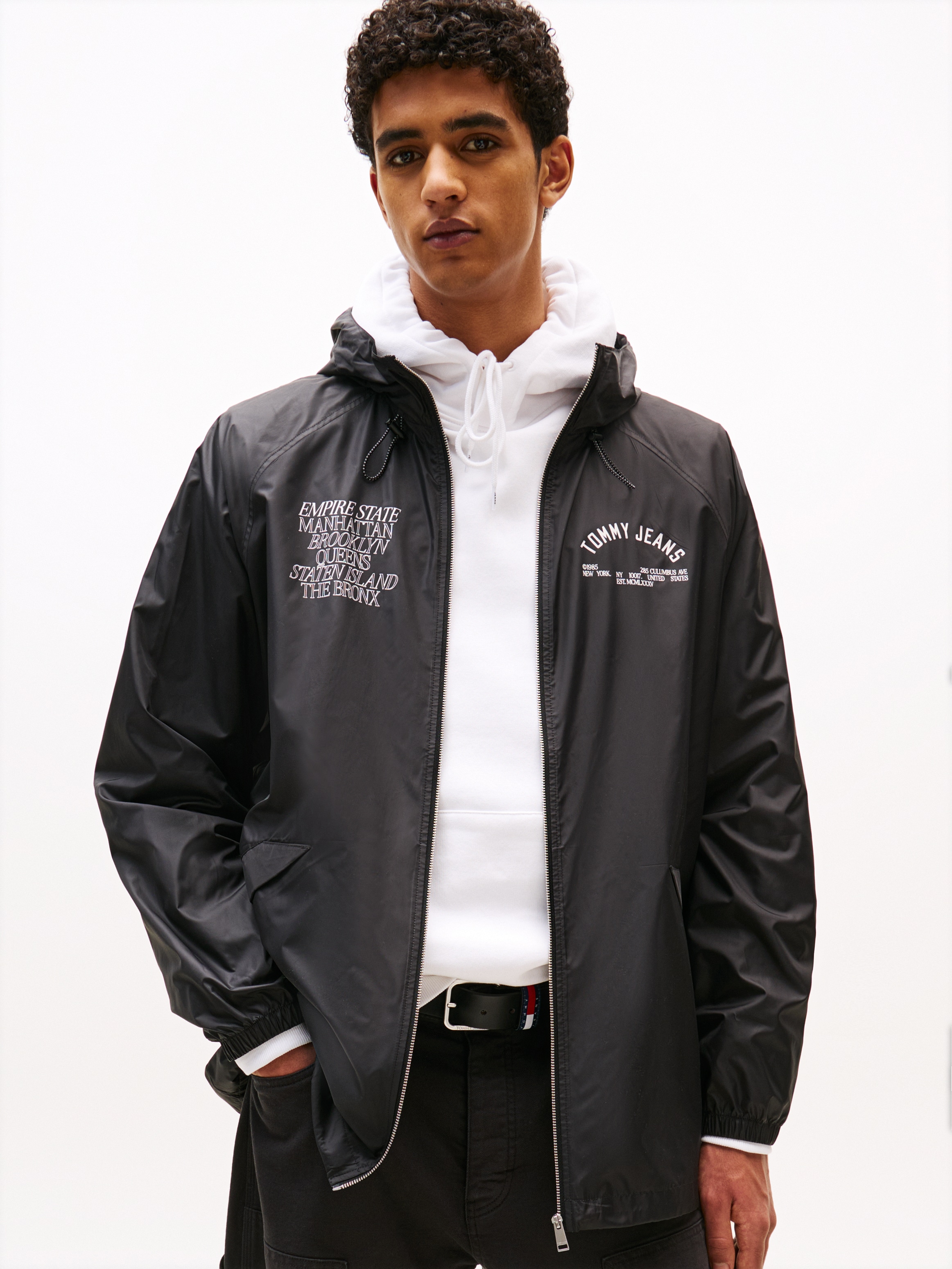 Image of Tommy Jeans Windbreaker "TJM WINDBRKR BOROUGHS JACKET" mit Kapuze Sportjacke, Übergangsjacke Funktionsjacke Lightweight