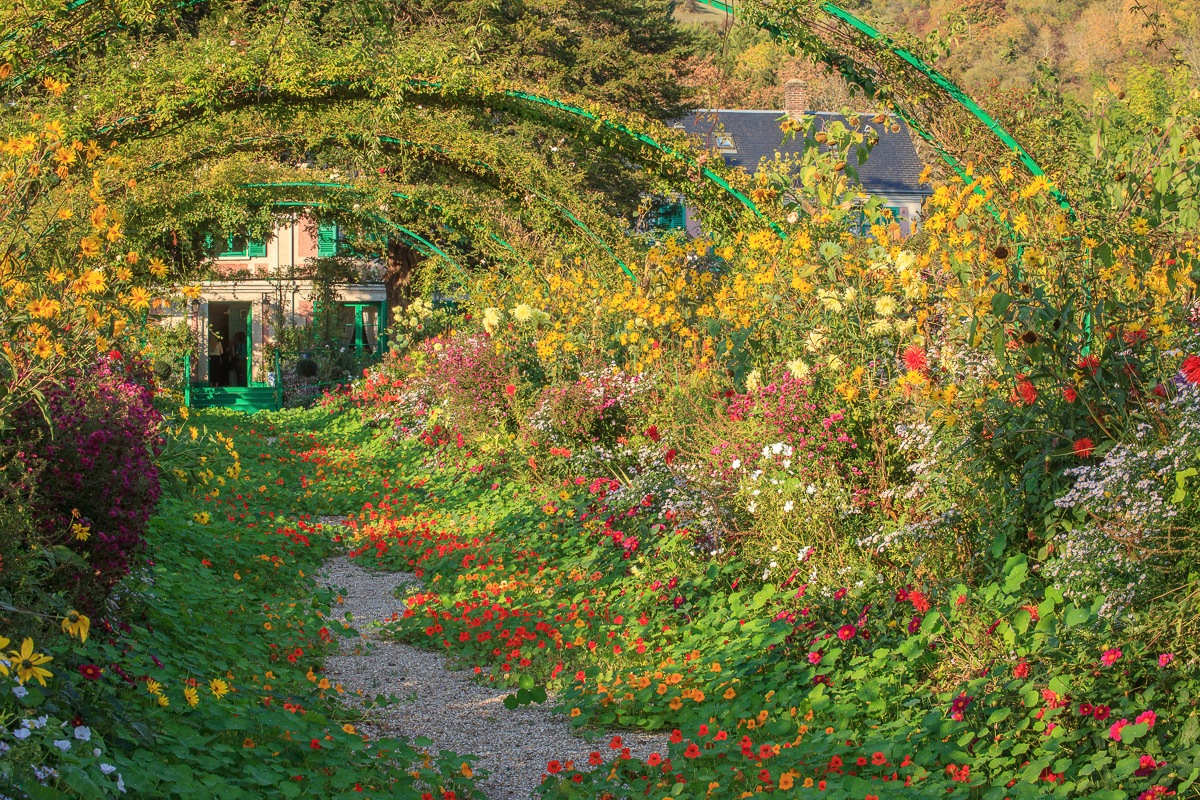 Image of Papermoon Fototapete »MONETS GARTEN-GIVERNY BLUMEN ALLEE PERGOLA KÜNSTLER WEG«, Vliestapete, hochwertiger Digitaldruck, inklusive Kleister bei Ackermann Versand Schweiz