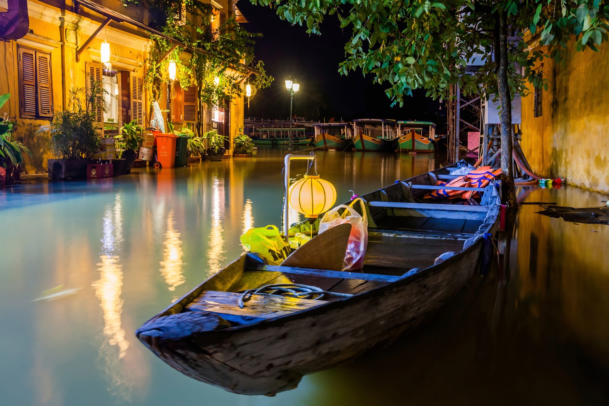 Image of Papermoon Fototapete "HOI AN VIETNAM-FLUSS CANAL GASSE ALTSTADT BLUMEN MAUER"
