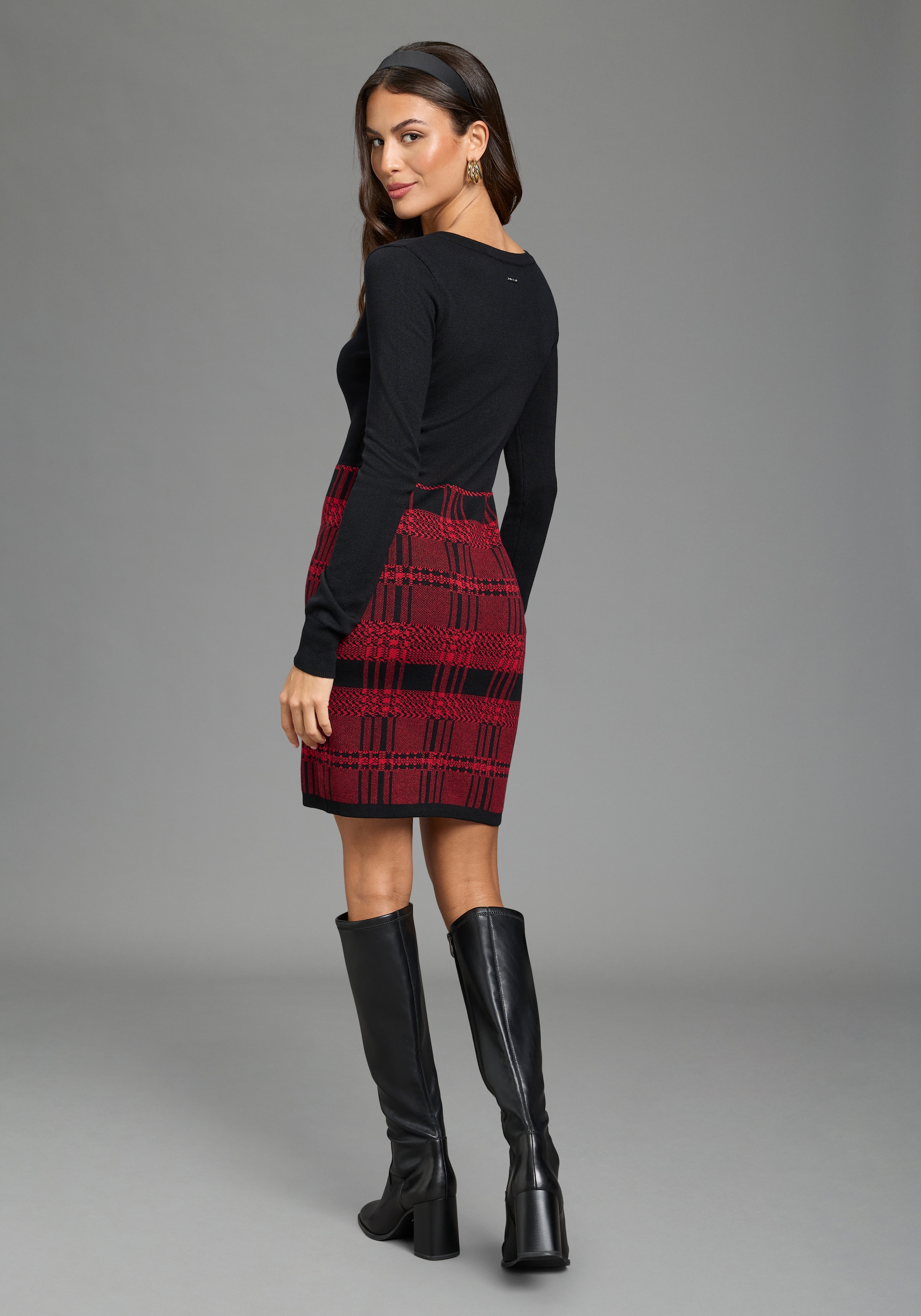 Laura Scott Strickkleid »figurbetonte Passform, mit V-Ausschnitt« mit eleganten Knopfdetails