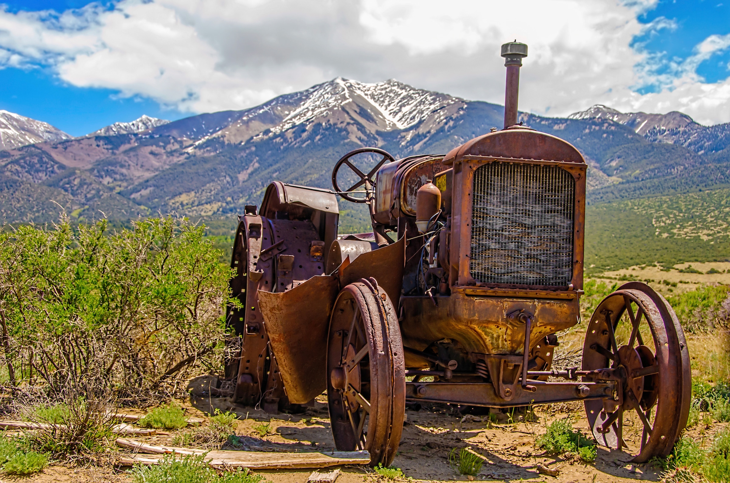 Image of Papermoon Fototapete "OLDTIMER-LANDSCHAFT BERGE GEBIRGE VINTAGE AUTOS CARS"