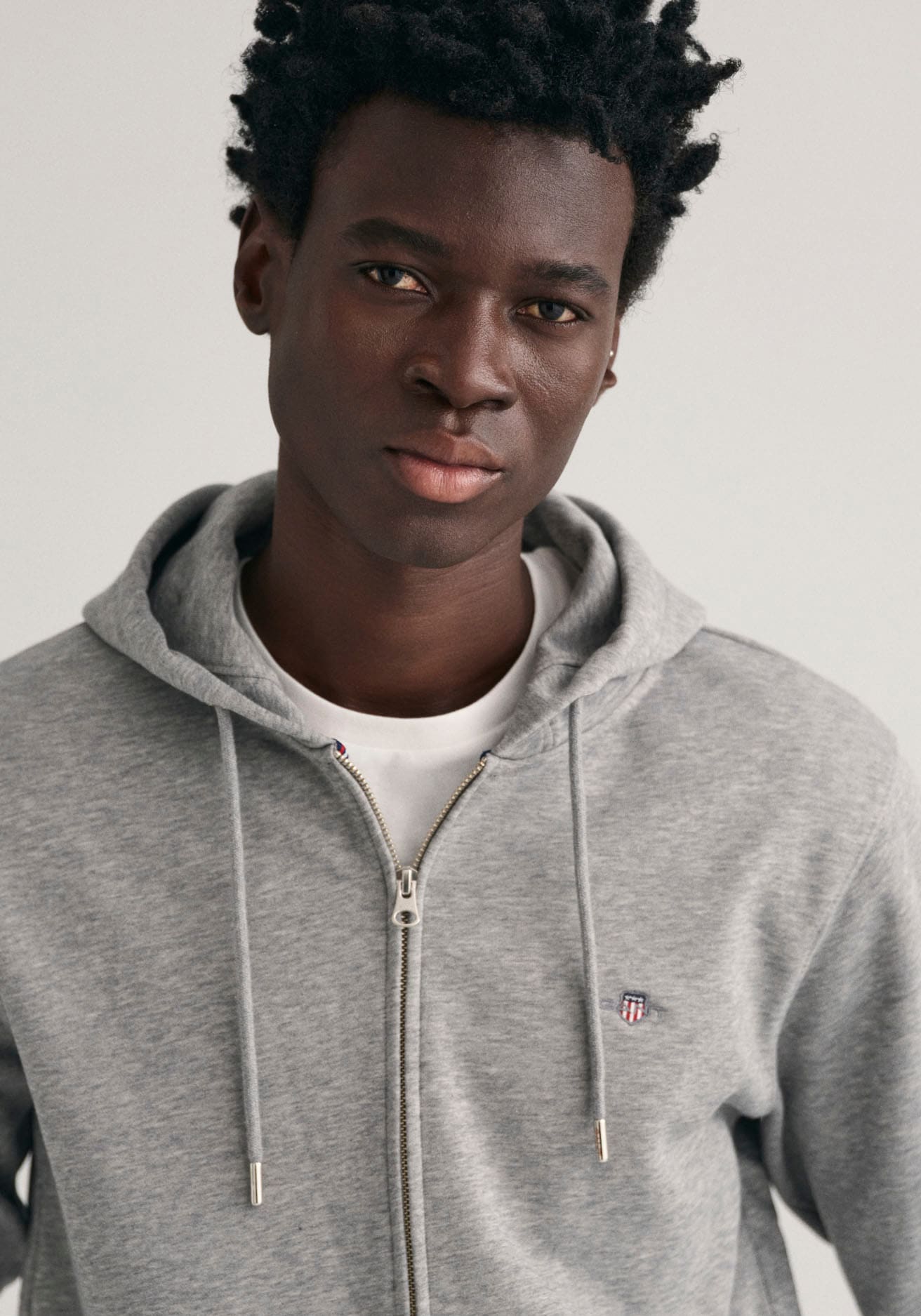 Gant Kapuzensweatjacke »REG SHIELD FULL ZIP HOODIE«, mit Logostickerei auf der Brust