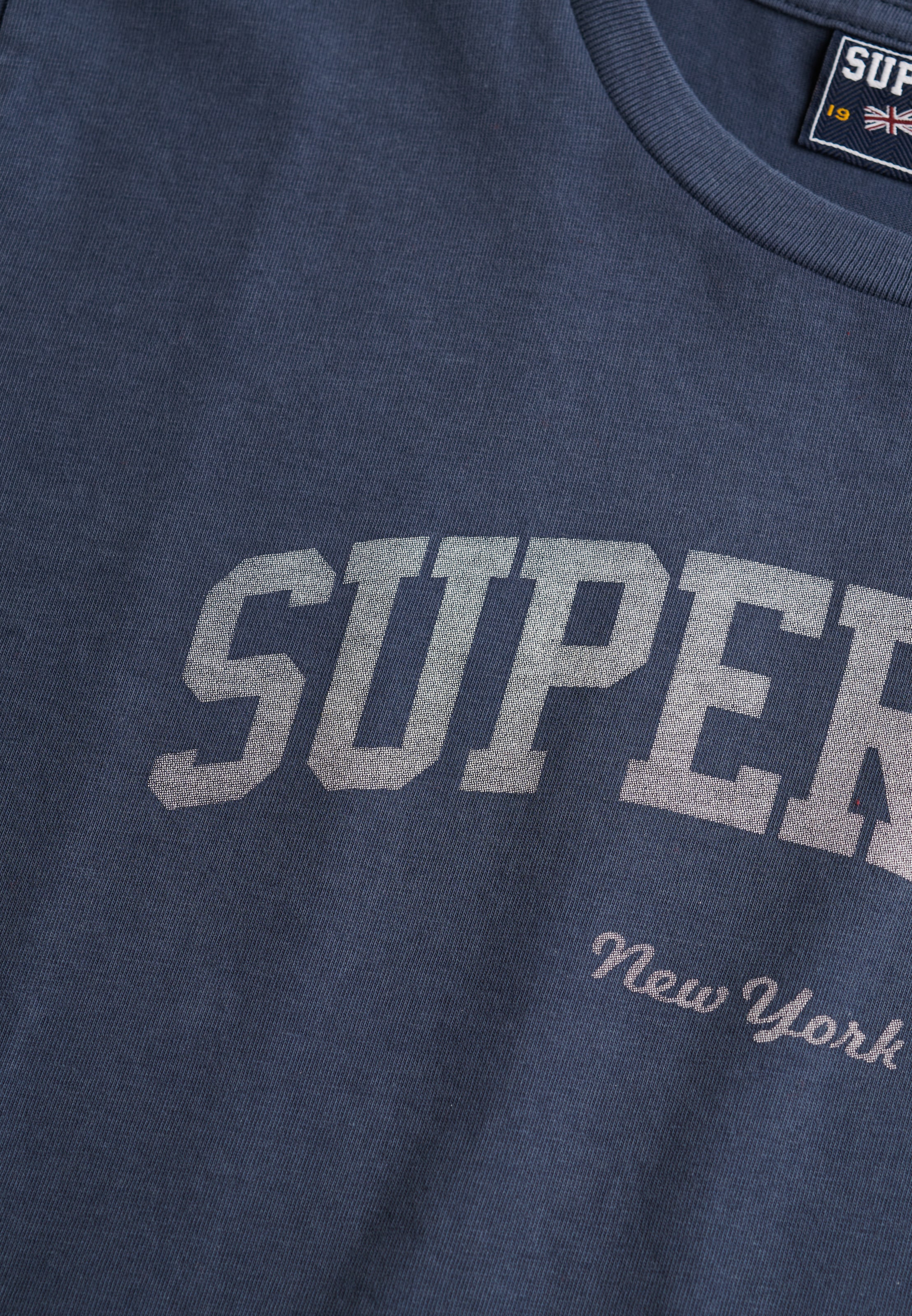 Superdry Print-Shirt »ATH ESS FITTED GRAPHIC TEE« aus Baumwolle und Single Jersey, Slim Fit, mit Rundhalsausschnitt
