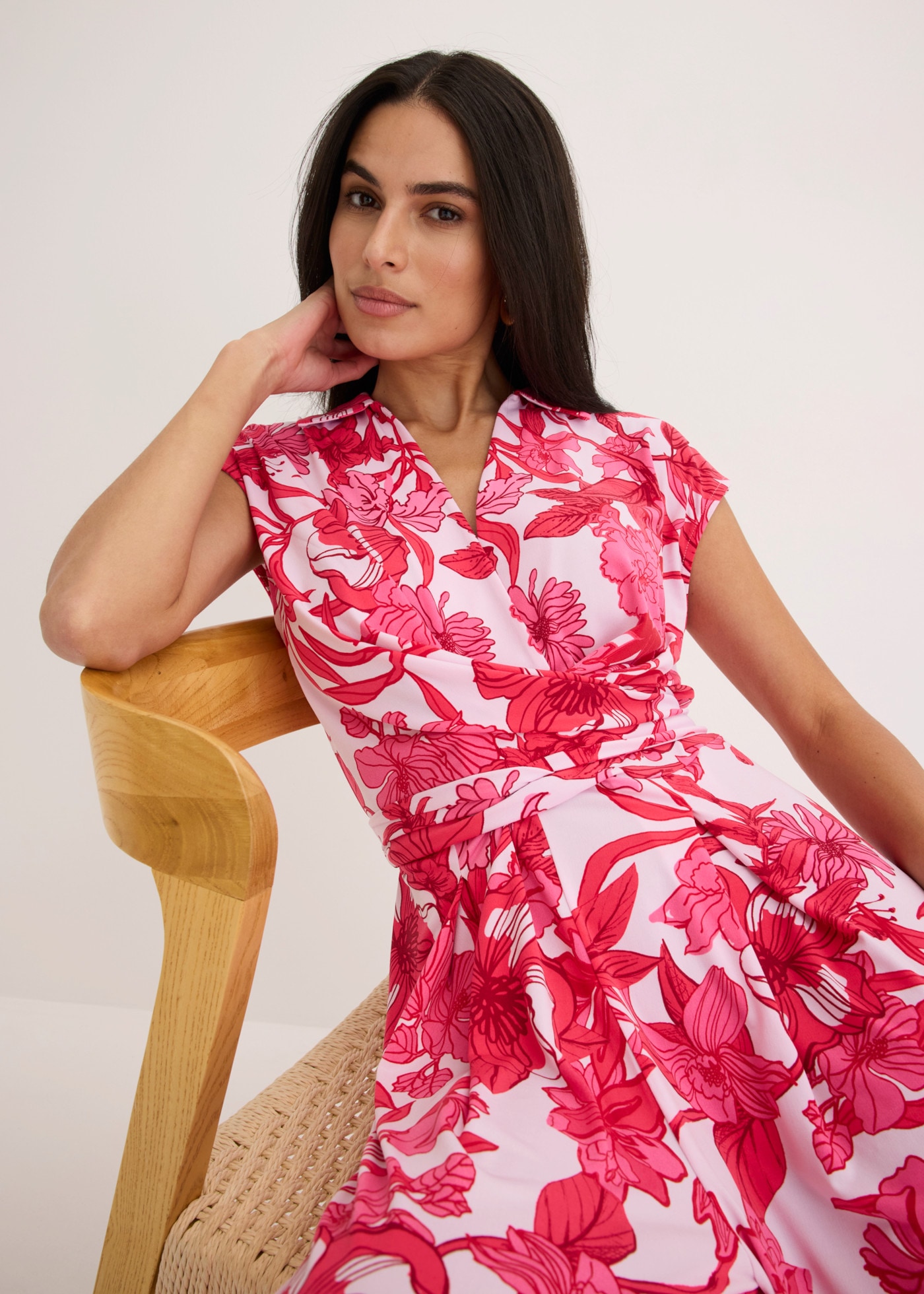 bonprix Jumpsuit floral bedruckt, weites Bein, mit Drapierung in der Taille, ärmellos