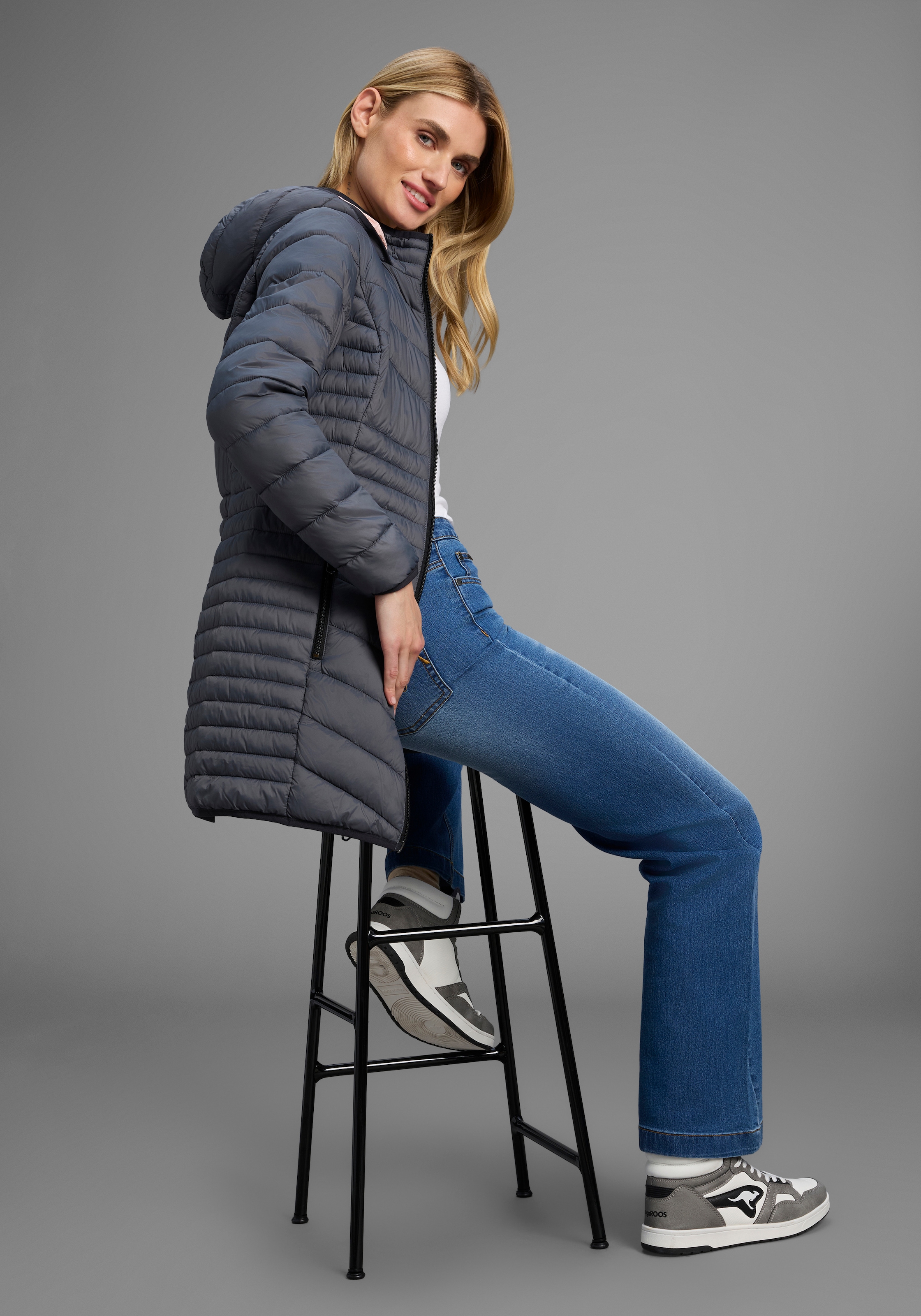 KangaROOS Steppjacke mit Kapuze für den Übergang,  aus leichtem Webmaterial,  figurbetonter Schnitt