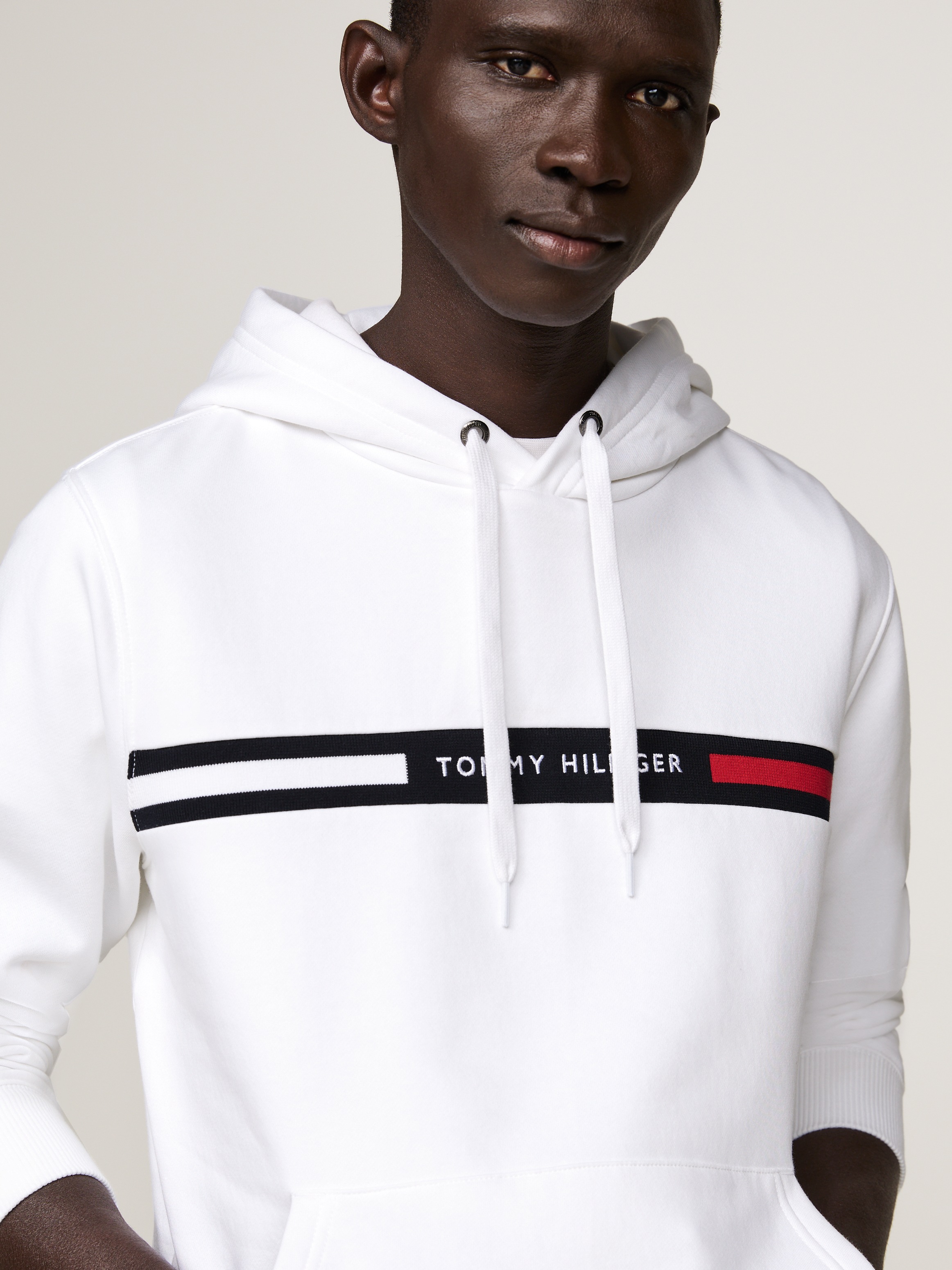 Tommy Hilfiger Kapuzensweatshirt »HILFIGER CHEST INSERT HOODY mit Kapuze und Logoschriftzug«, unifarben, casual, regular fit, Baumwollmix, Kapuze