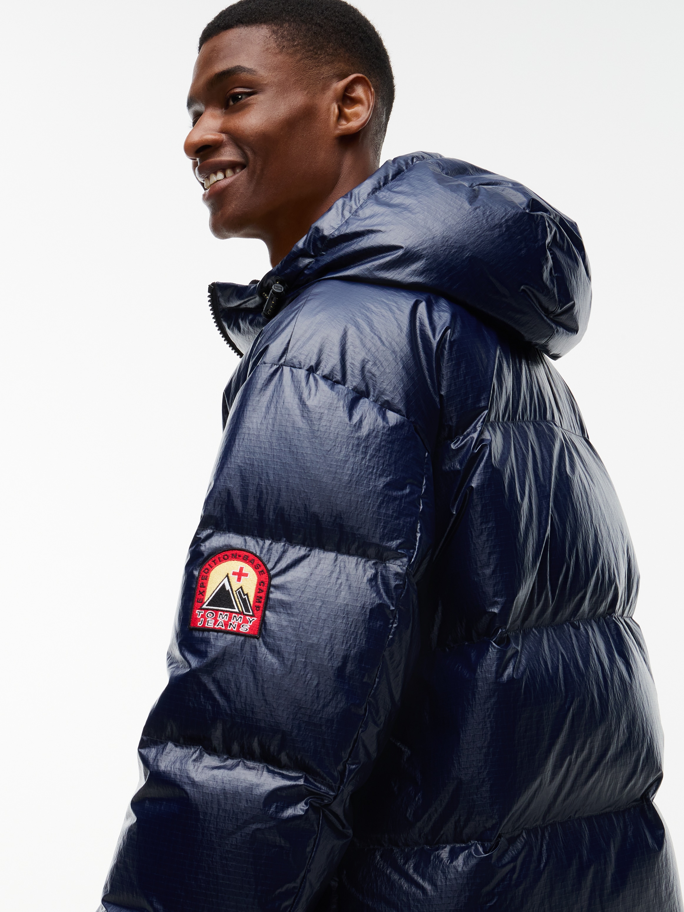 Tommy Jeans Daunenjacke »TJM ALASKA OUTDOORS DOWN« ohne Kapuze mit Daunenfüllung, leicht glänzende Oberfläche