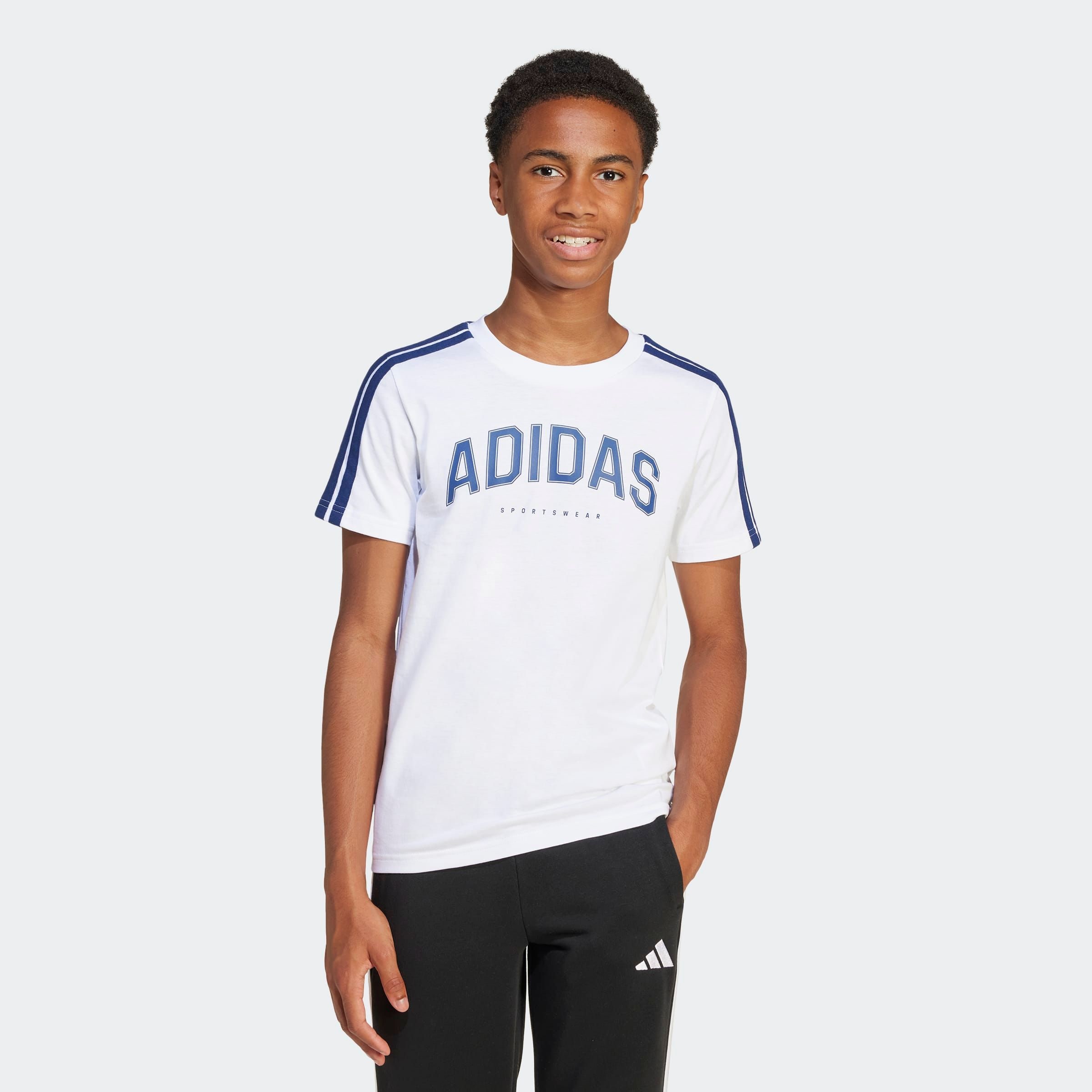 adidas Sportswear T-shirt »CODES COLLEGIATE GRAPHIC KIDS« mit auffälliger Grafik, bequeme Passform, aus Baumwolle