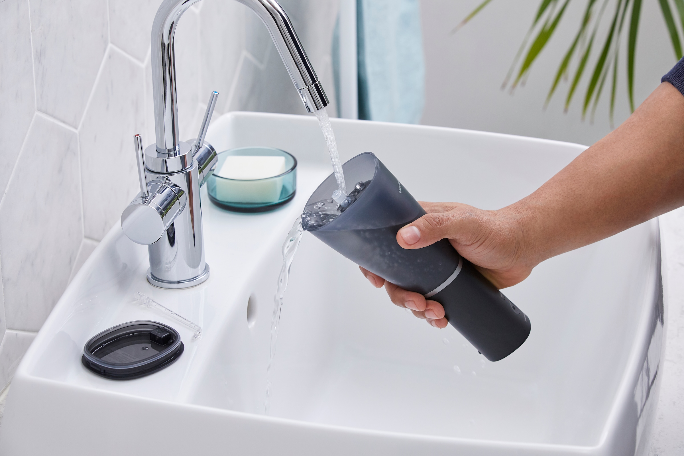 Panasonic Douche buccale »EW-DJ86-K503« 2 cuis Aufsätze Kabellos, Ultraschall-Technologie, Schnellladen durch USB-C, 5 Stufen