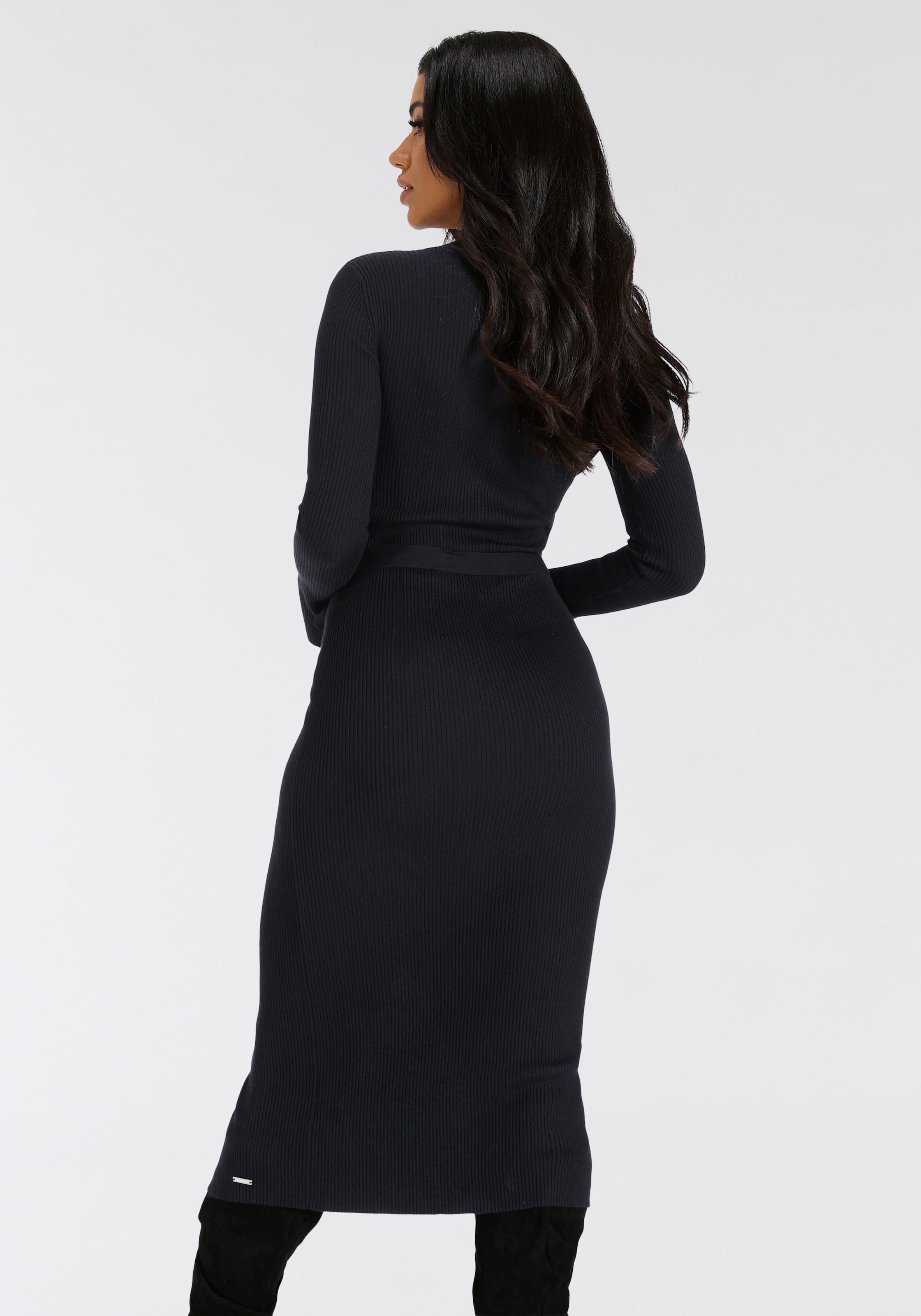 Bruno Banani Strickkleid, wadenlang, elegant und feminin, aus Viskosemischung