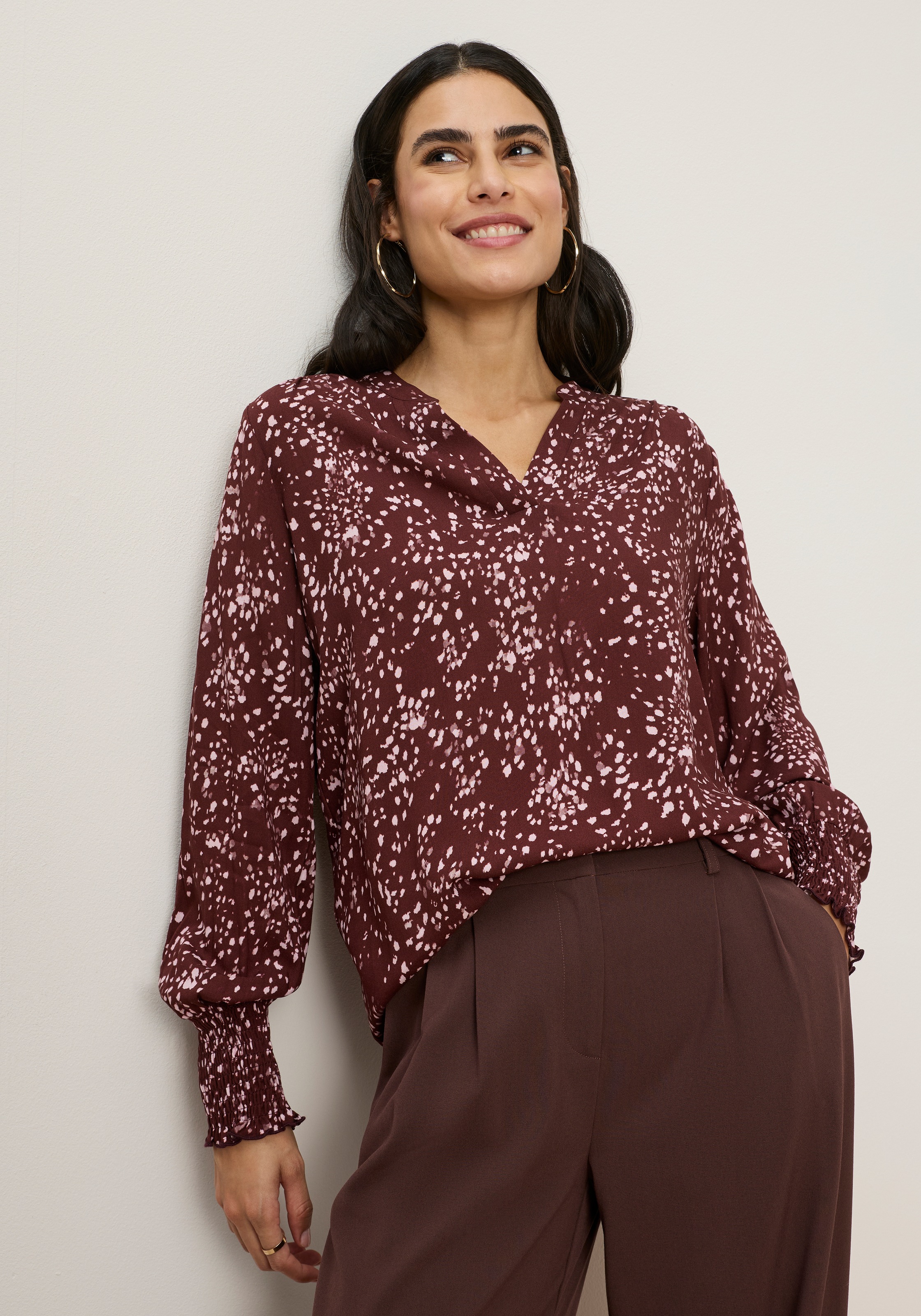 Image of Tamaris Druckbluse "mit figurumspielender Passform und hüftbedeckender Länge" mit geblümtem Muster, aus Viskose
