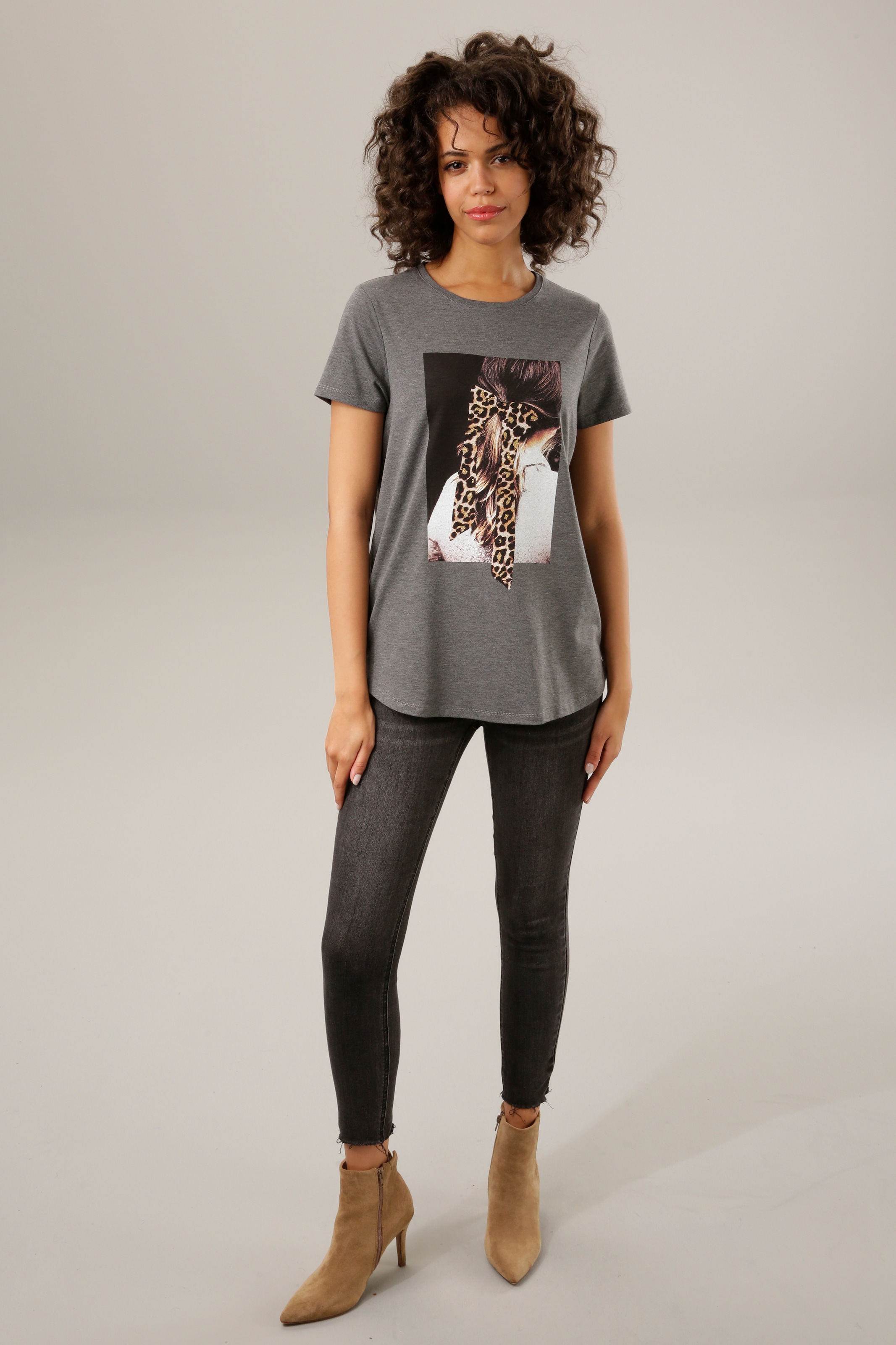 ♕ Aniston CASUAL T-Shirt, versandkostenfrei verziertem mit Frontdruck Glitzer bestellen