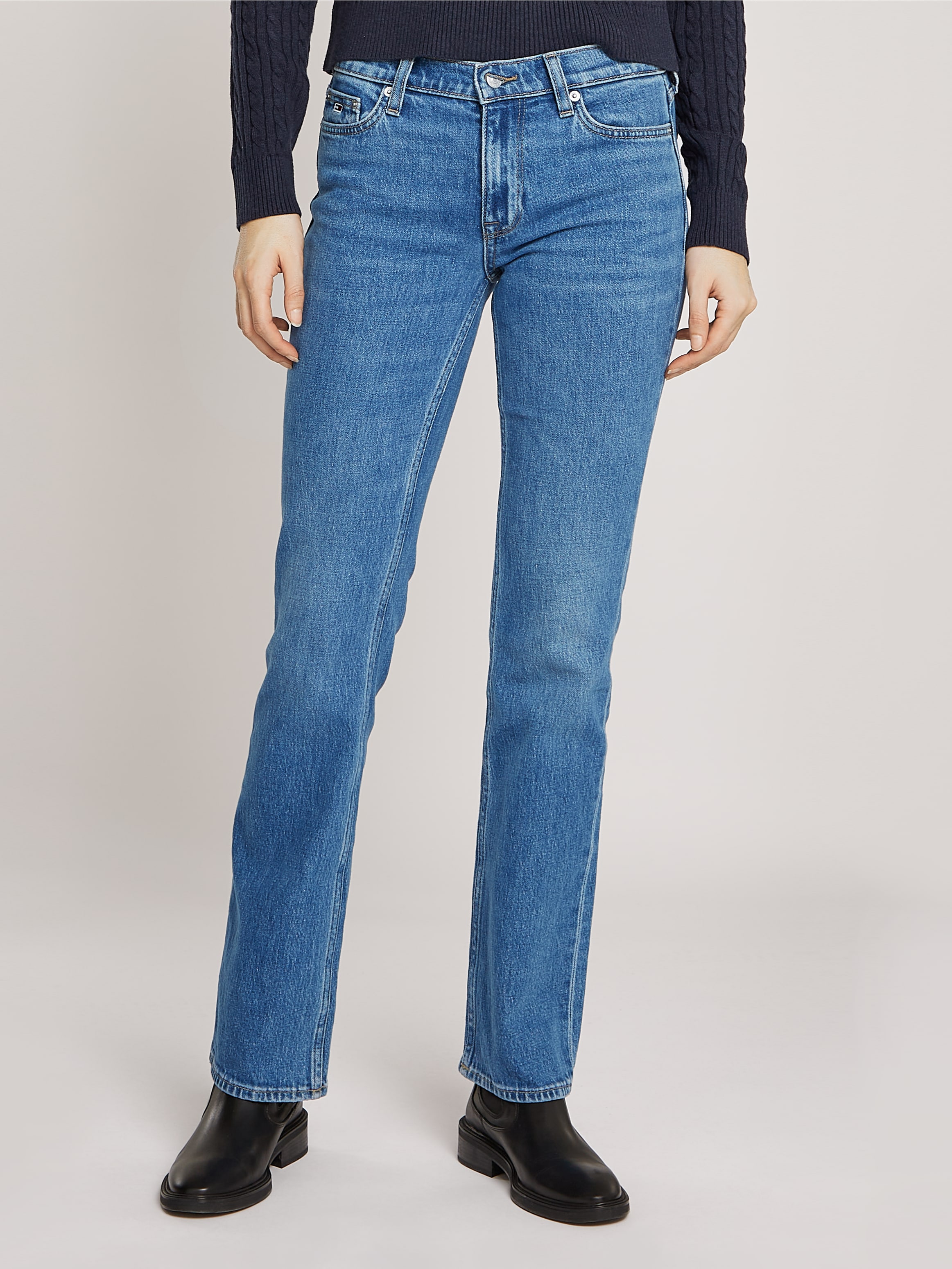 Tommy Jeans Bootcut-Jeans »MADDIE MD BC DH5161«, mit Logo-Badge und Stickereien