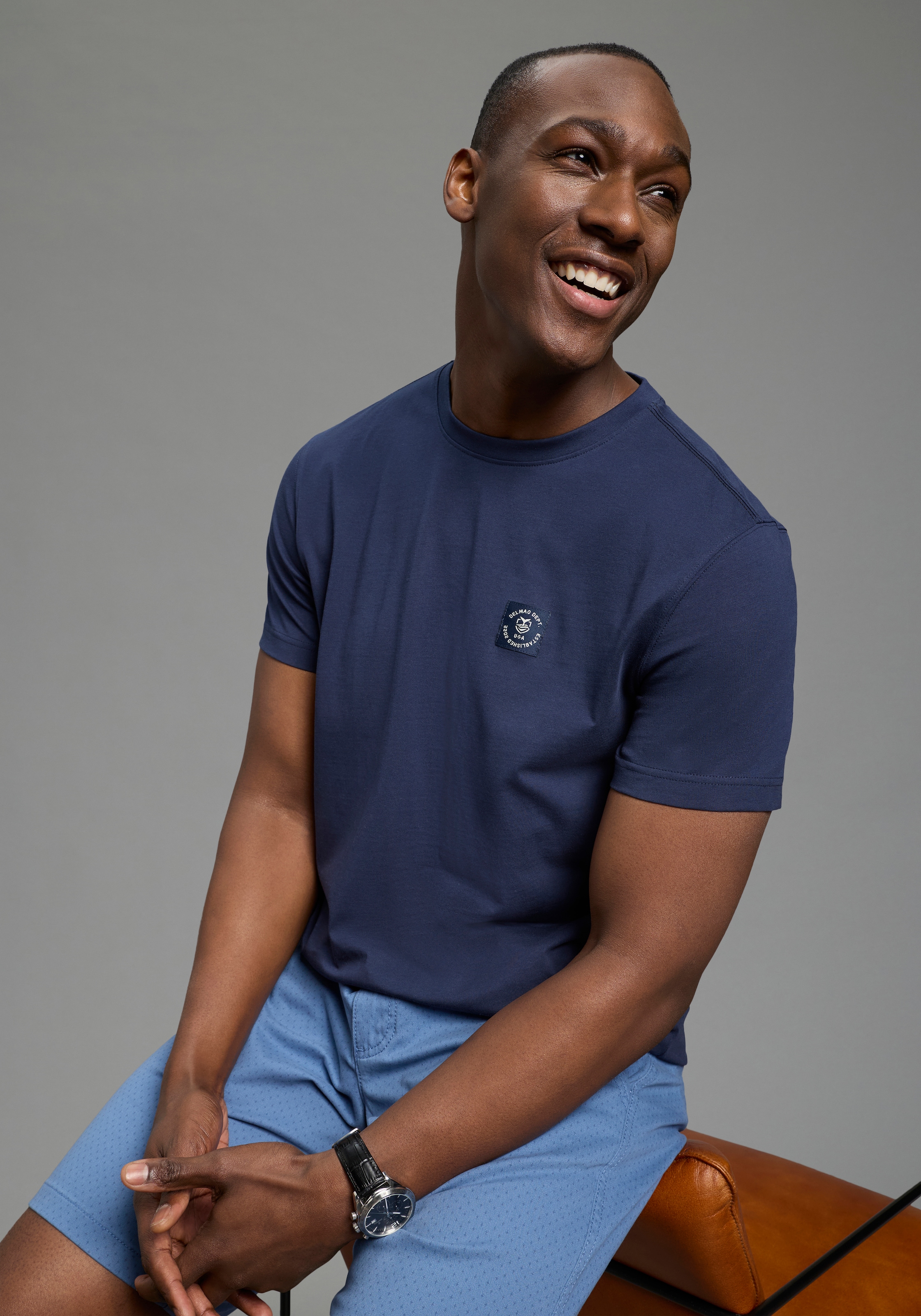 DELMAO Shirt à col rond »Neue Kollektion!« casual Stil, Kurzarm, normale Passform, mit Print-Applikation