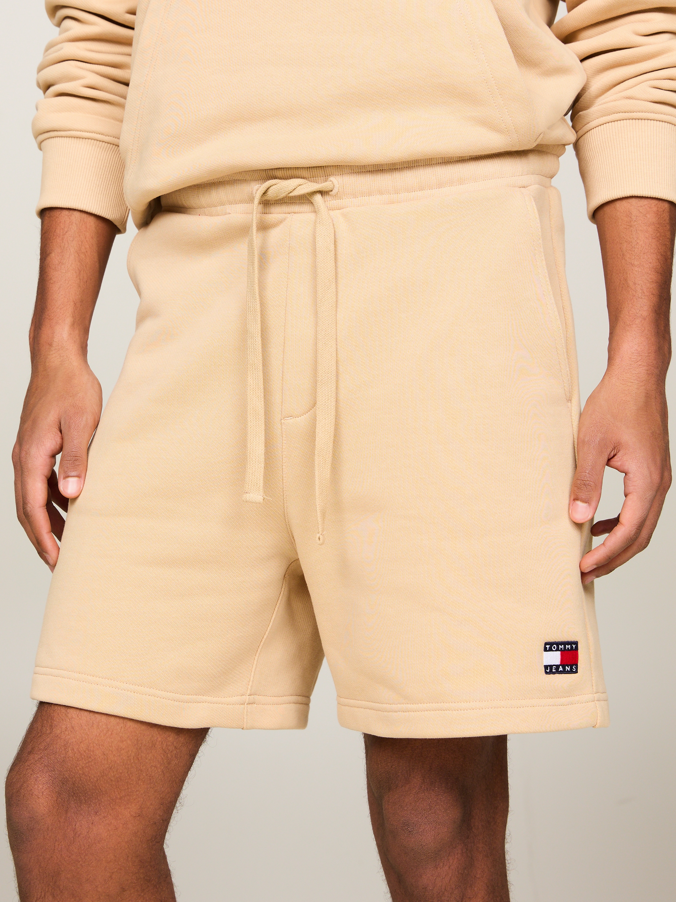 Tommy Jeans Sweatshorts »TJM BADGE BEACH SHORT«, mit Logopatch